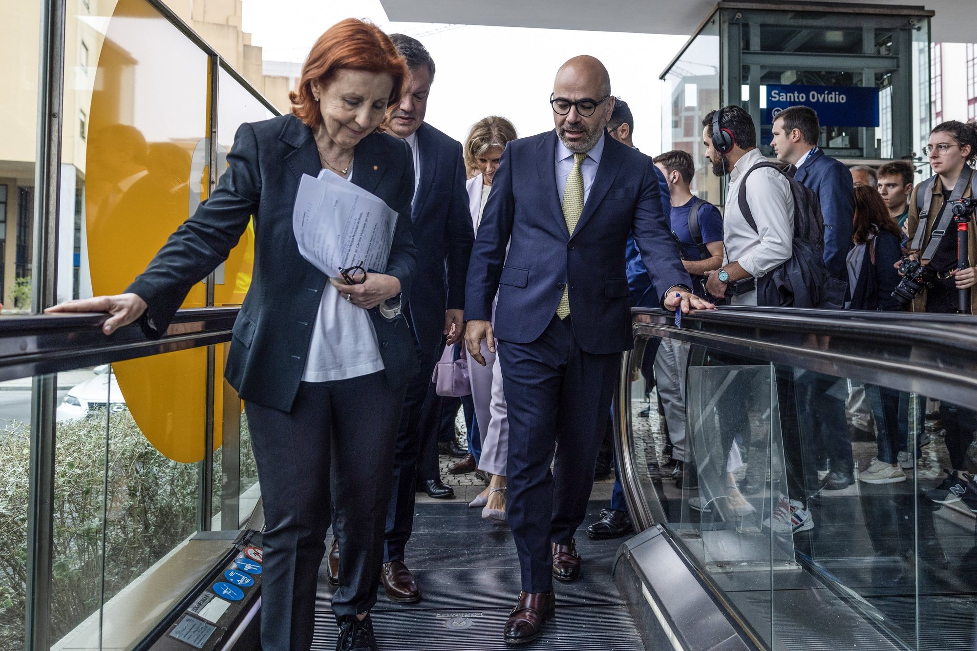 A ministra do Ambiente e Energia, Maria da Graça Carvalho (E), e o ministro das Infraestruturas e Habitação, Miguel Pinto Luz (C), na apresentação de novos financiamentos para os transportes públicos e inauguração da extensão da Linha Amarela (Santo Ovídio – Vila d’Este – Manuel Leão), Porto, 28 de junho de 2024. JOSÉ COELHO/LUSA