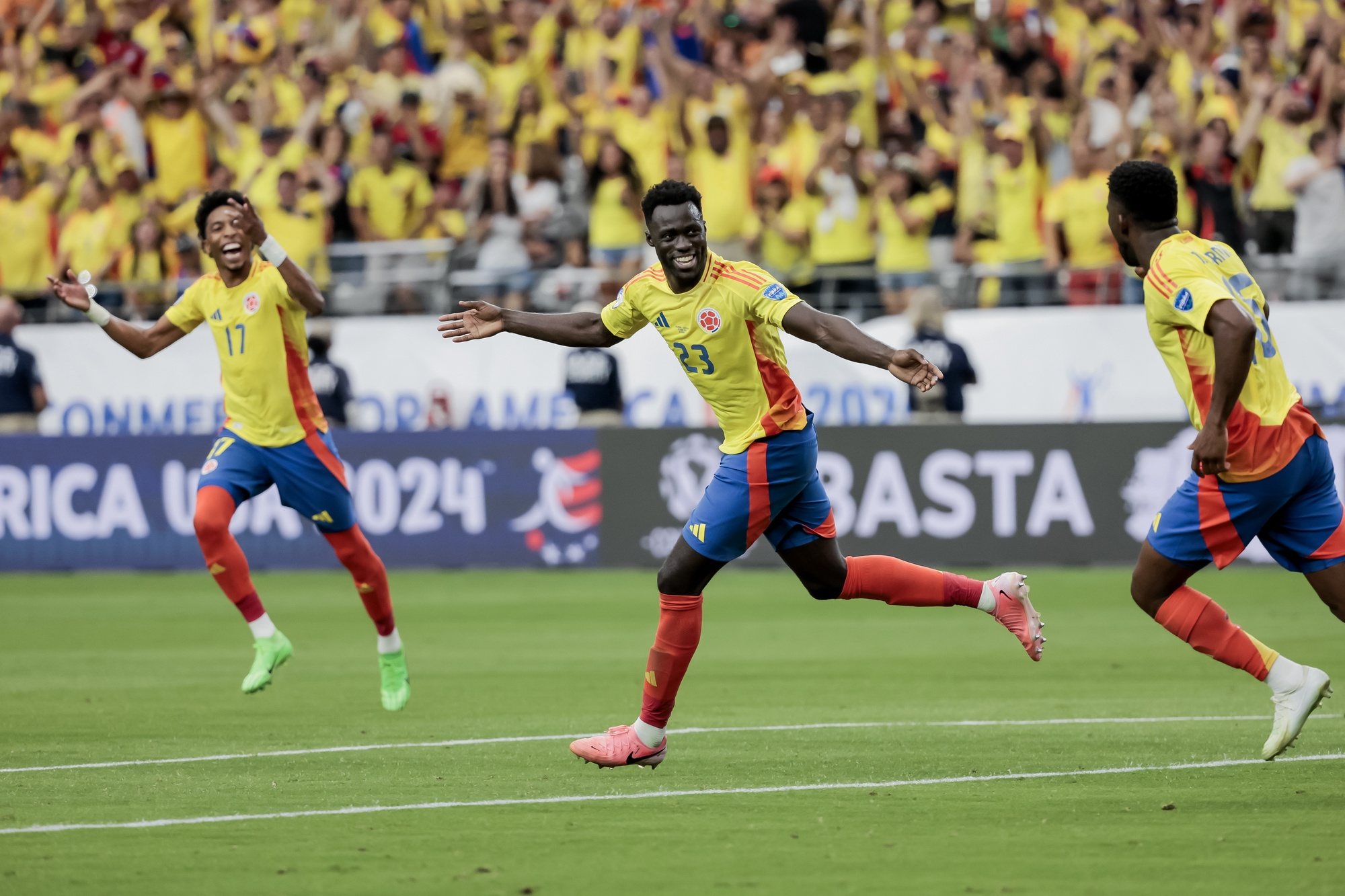epa11443969 Davinson Sanchez (C) of Colombia reacts after scoring the 2-0 goal against Costa Rica during the second half of the CONMEBOL Copa America 2024 group D soccer match between Colombia and Costa Rica, in Glendale, Arizona, USA, 28 June 2024.  EPA/JOHN G. MABANGLO
