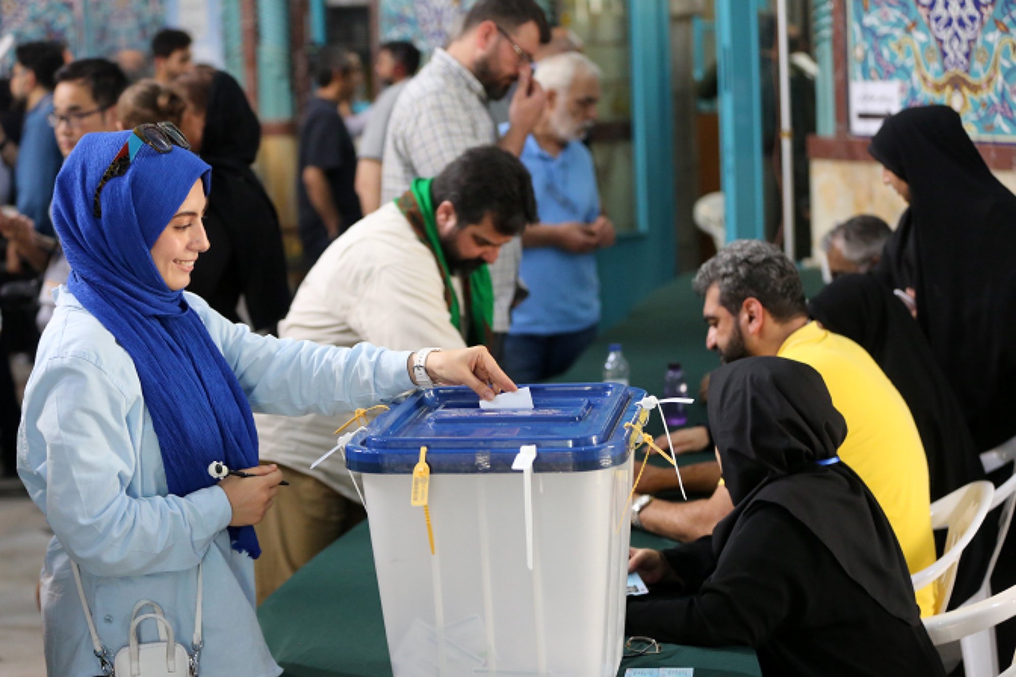 epa11443298 Iranians cast their votes in a polling station during the presidential election, in Tehran, Iran, 28 June 2024. Iran holds presidential elections on 28 June, following the death of late Iranian President Ebrahim Raisi in a helicopter crash on 19 May 2024.  EPA/STRINGER