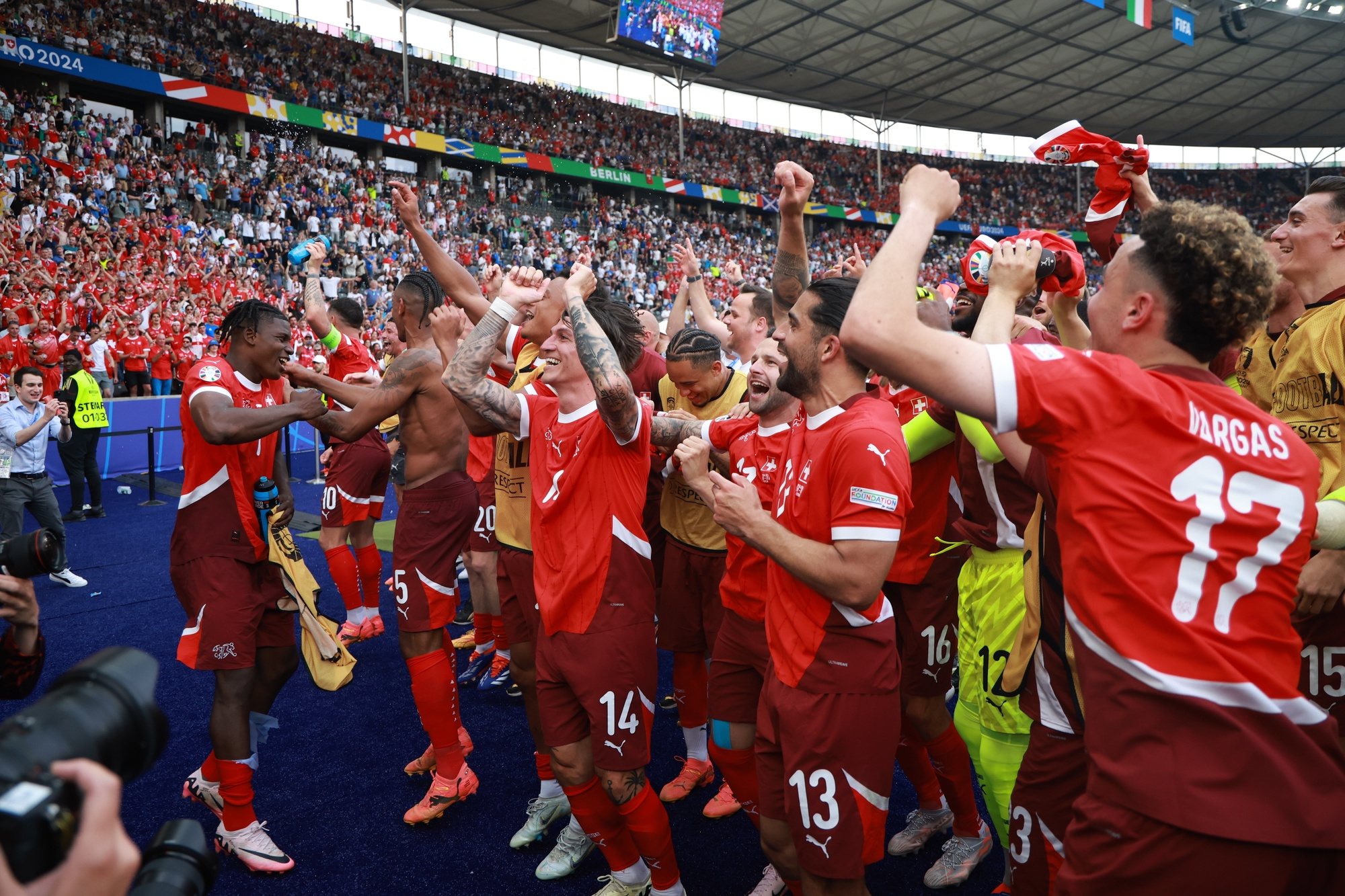 epa11445759 Players of Switzerland celebrate after winning the UEFA EURO 2024 Round of 16 soccer match between Switzerland and Italy, in Berlin, Germany, 29 June 2024.  EPA/CLEMENS BILAN