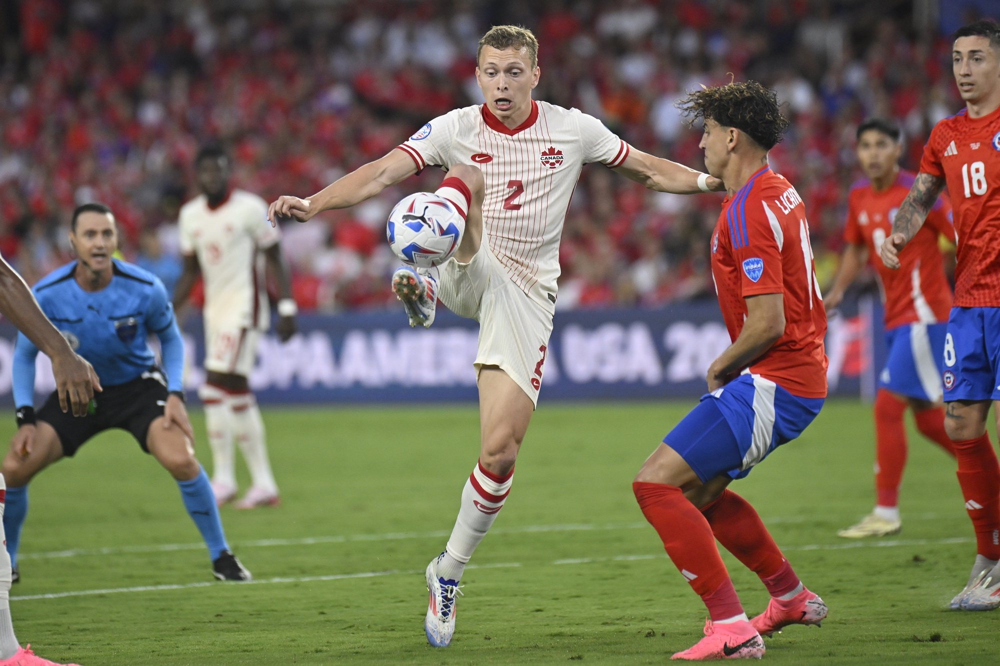 epa11446613 Alistair Johnston of Canada (L) in action against Chile&#039;s Igor Lichnovsky during a CONMEBOL Copa America group A match in Orlando, Florida, USA, 29 June 2024.  EPA/MIGUEL RODRIGUEZ
