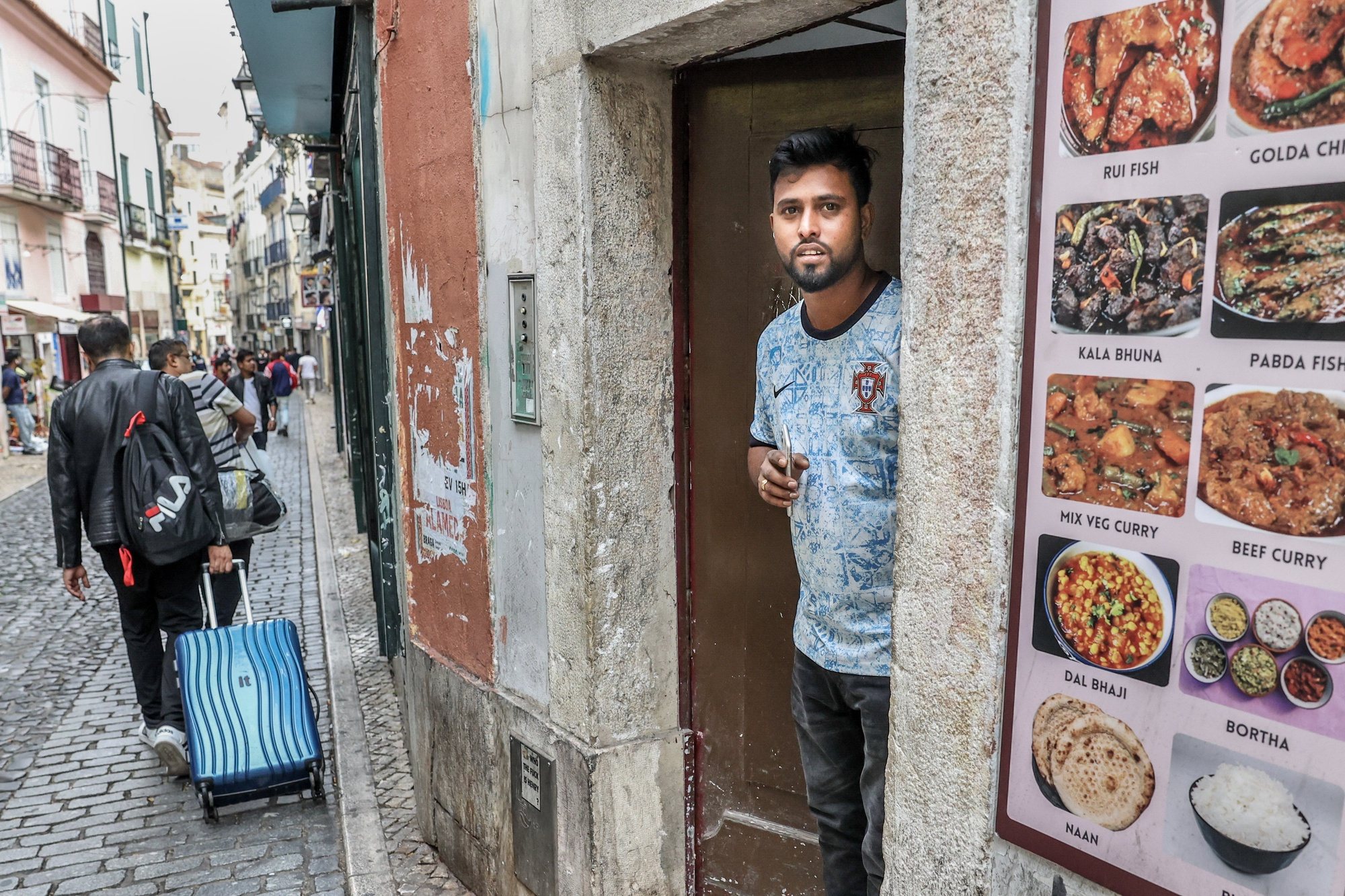 Imigrante da comunidade do Bangladesh na zona do Intendente, em Lisboa, 27 de junho de 2024. (ACOMPANHA TEXTO DE 30-06-2024)  MANUEL DE ALMEIDA/LUSA