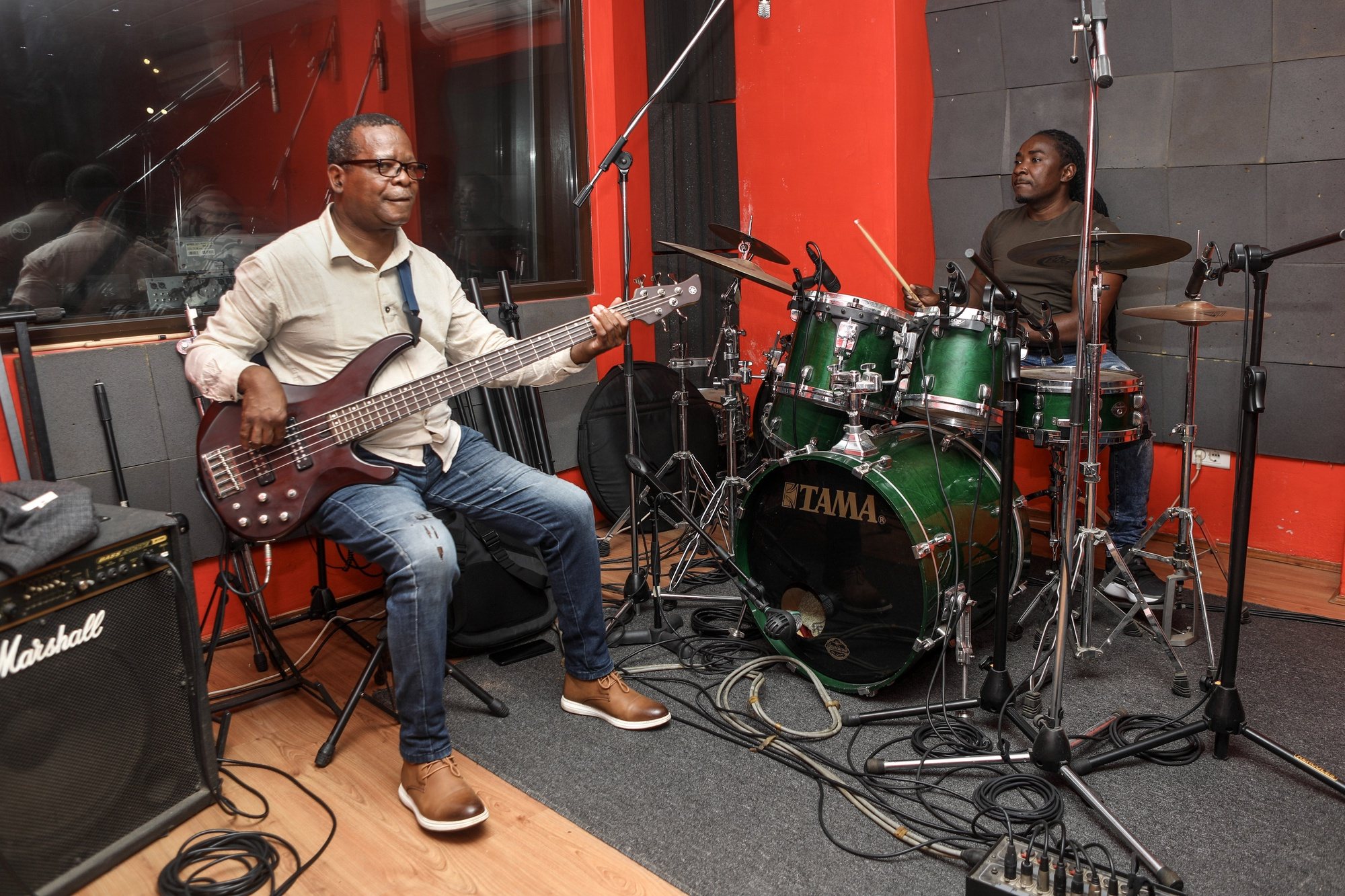 Ghorwane, fundada há 41 anos, bate o recorde de longevidade de uma banda musical em Moçambique e escapou aos assassínios de dois membros influentes, à censura e a um desafio que lhes foi pessoalmente proposto por Peter Gabriel, ex-Genesis, Maputo, 27 de junho de 2024. (ACOMPANHA TEXTO DA LUSA DE 01-07-2024) LUÍSA NHANTUMBO/LUSA