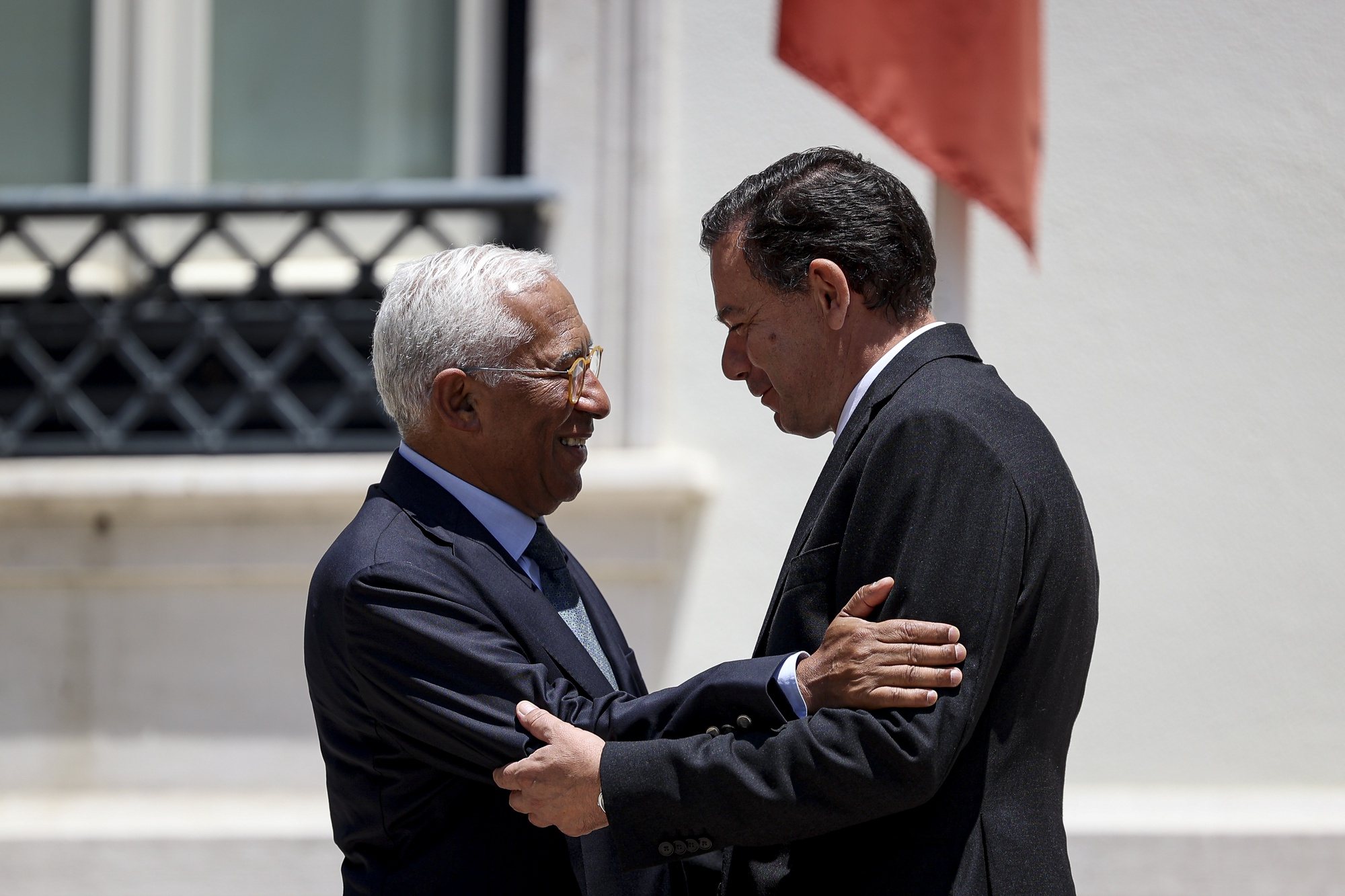 O primeiro-ministro, Luís Montenegro (D), recebe o presidente eleito do Conselho Europeu, António Costa, antes do almoço entre ambos na sua residência oficial em Lisboa, 01 de julho de 2024. FILIPE AMORIM/LUSA