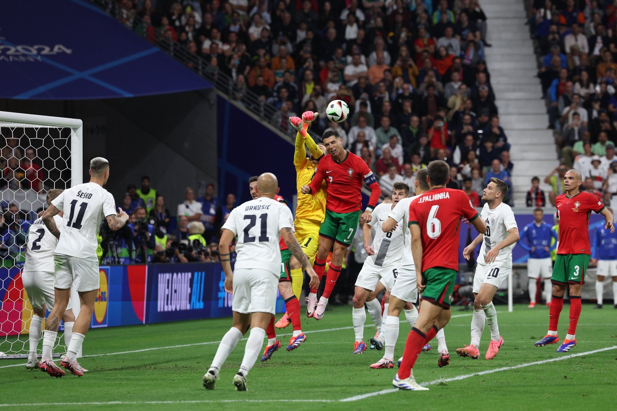 Portugal`s Cristiano Ronaldo (C) in action during their UEFA EURO 2024 round of 16 soccer match with Slovenia held in Frankfurt, Germany, 1 of July 2024. MIGUEL A. LOPES/LUSA