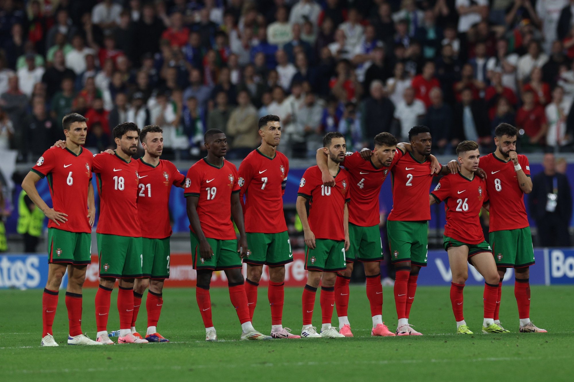 Portugal`s national team players during prior the scoring of penalties during their UEFA EURO 2024 round of 16 soccer match held with Slovenia in Frankfurt, Germany, 1 of July 2024. MIGUEL A. LOPES/LUSA