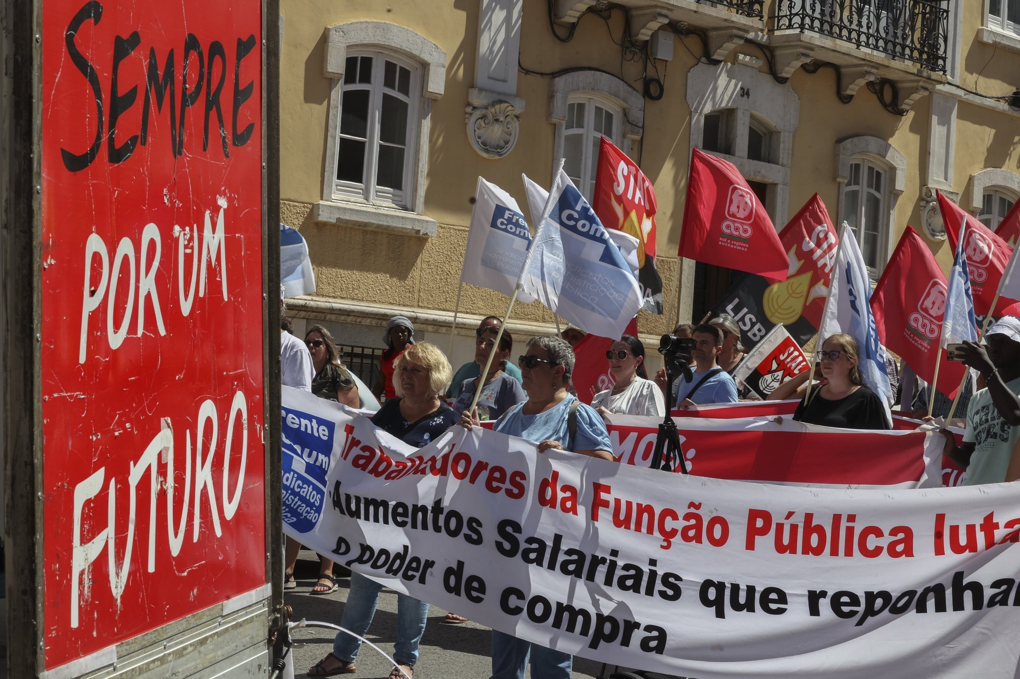 Dirigentes e delegados sindicais da Frente Comum de Sindicatos da Administração Pública participam num plenário para exigir ao Governo &quot;a tomada de medidas para responder, de forma positiva, às exigências que constam da Proposta Reivindicativa Comum para 2024, da qual se destaca o aumento imediato de todos os salários, a valorização de todas as carreiras e profissões e o reforço dos serviços públicos, frente à residência oficial do primeiro-ministro, em Lisboa, 02 de julho de 2024. MANUEL DE ALMEIDA/LUSA