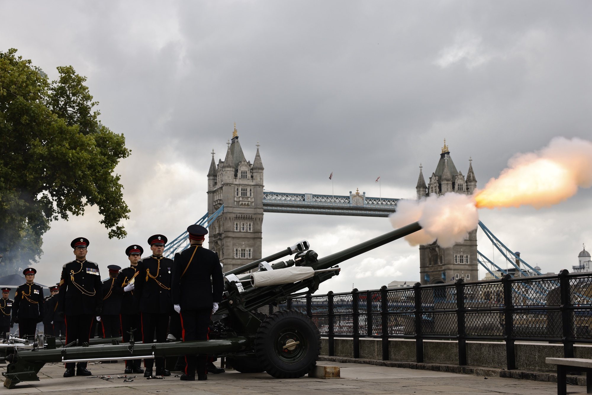 epa10175151 The gun salute to mark the formal declaration of King Charles III as Britain&#039;s new monarch, at the Tower of London in London, Britain, 10 September 2022. Britain&#039;s Queen Elizabeth II died on 08 September 2022. King Charles III was formally announced as the new sovereign during a meeting of the Accession Council.  EPA/TOLGA AKMEN