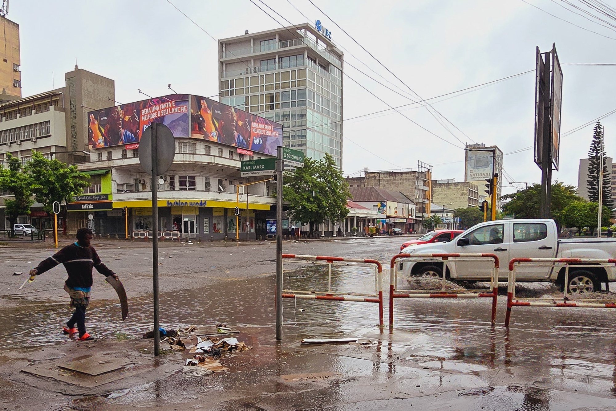 A província de Maputo está, desde a madrugada deste domingo, sob chuva intensa, com a baixa da cidade capital e diversos bairros alagados, prevendo-se que o mau tempo continue até terça-feira, Maputo, Moçambique, 24 de março de 2024.  PAULO JULIÃO/LUSA