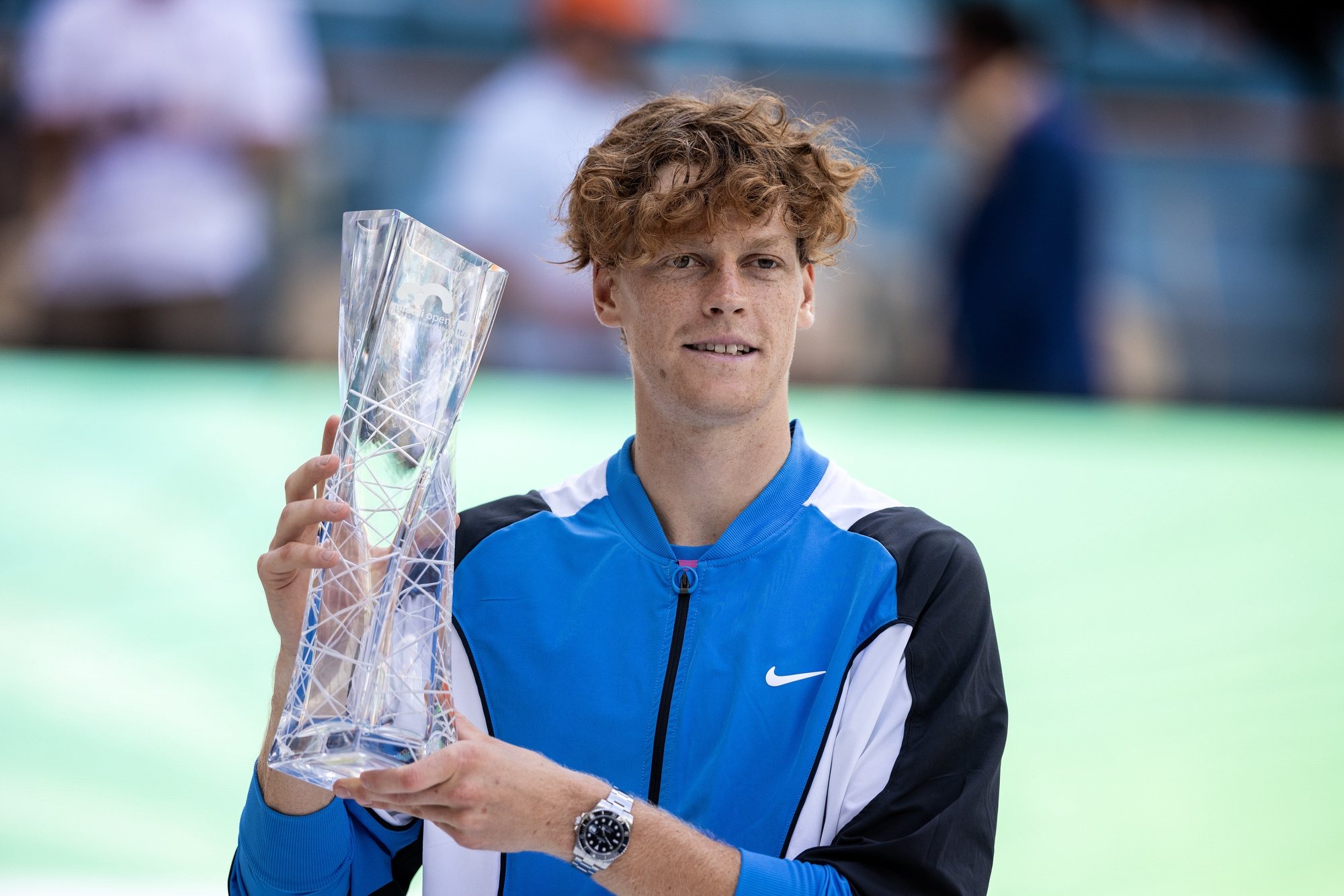 epa11253950 Jannik Sinner of Italy celebrates with his trophy after winning the Men&#039;s final match against Grigor Dimitrov of Bulgaria at the 2024 Miami Open tennis tournament at the Hard Rock Stadium in Miami, Florida, USA, 31 March 2024.  EPA/CRISTOBAL HERRERA-ULASHKEVICH