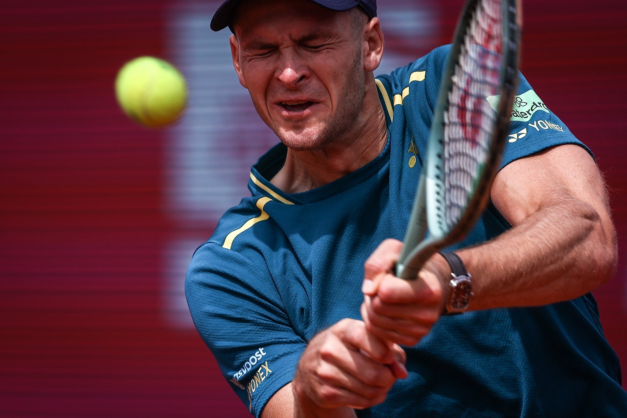 Hubert Hurkacz of Poland in action against Jan Choinski of England during the fourth day of the Estoril Open tennis tournament, in Cascais, Portugal, 04 April 2024. RODRIGO ANTUNES/LUSA