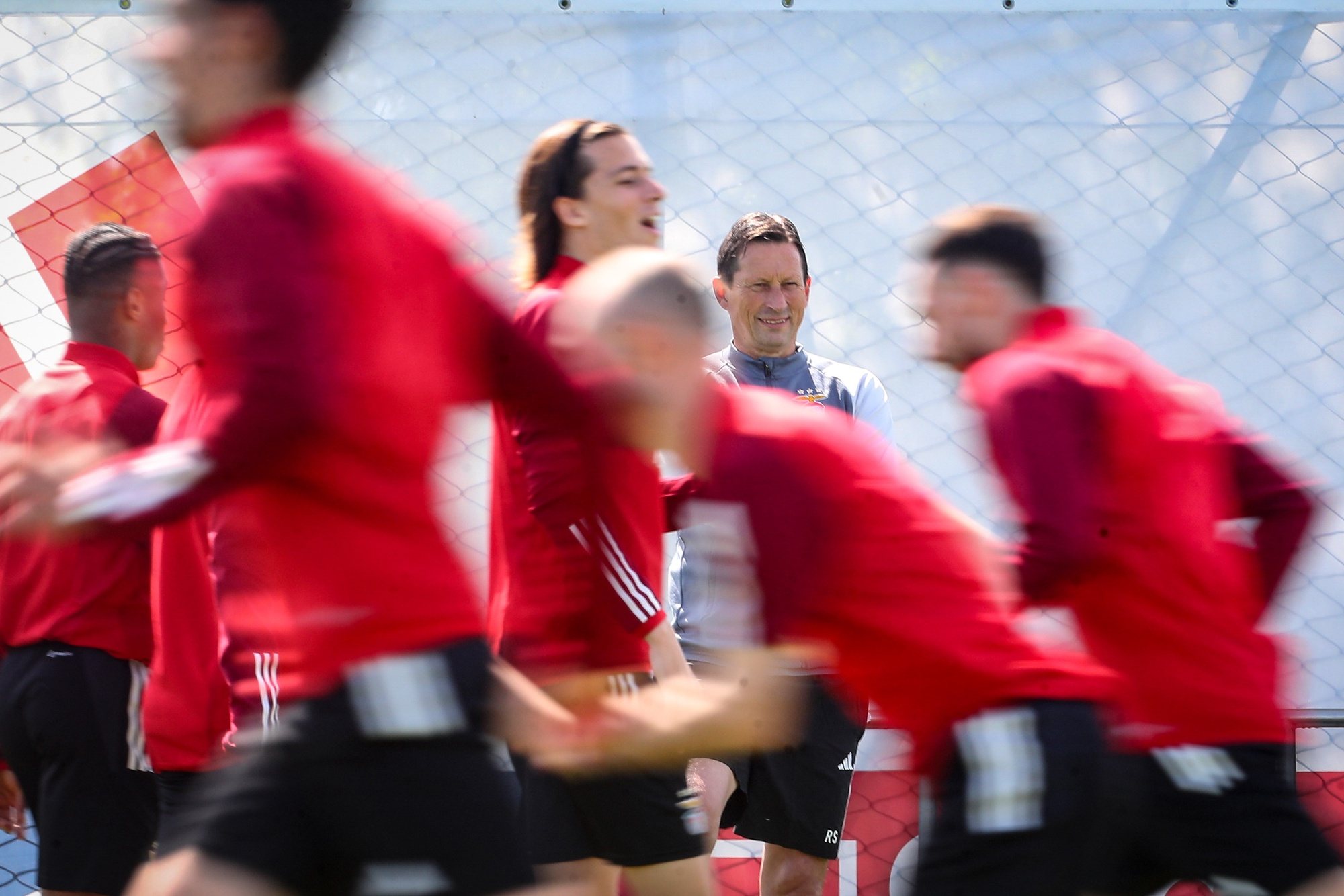 epa11269732 Benfica&#039;s head coach Roger Schmidt (2-R) leads the team&#039;s training training session at Benfica Campus in Seixal, Portugal, 10 April 2024. SL Benfica will face Olympique Marseille in a UEFA Europa League quartefinal, 1st leg soccer match on 11 April.  EPA/RUI MINDERICO
