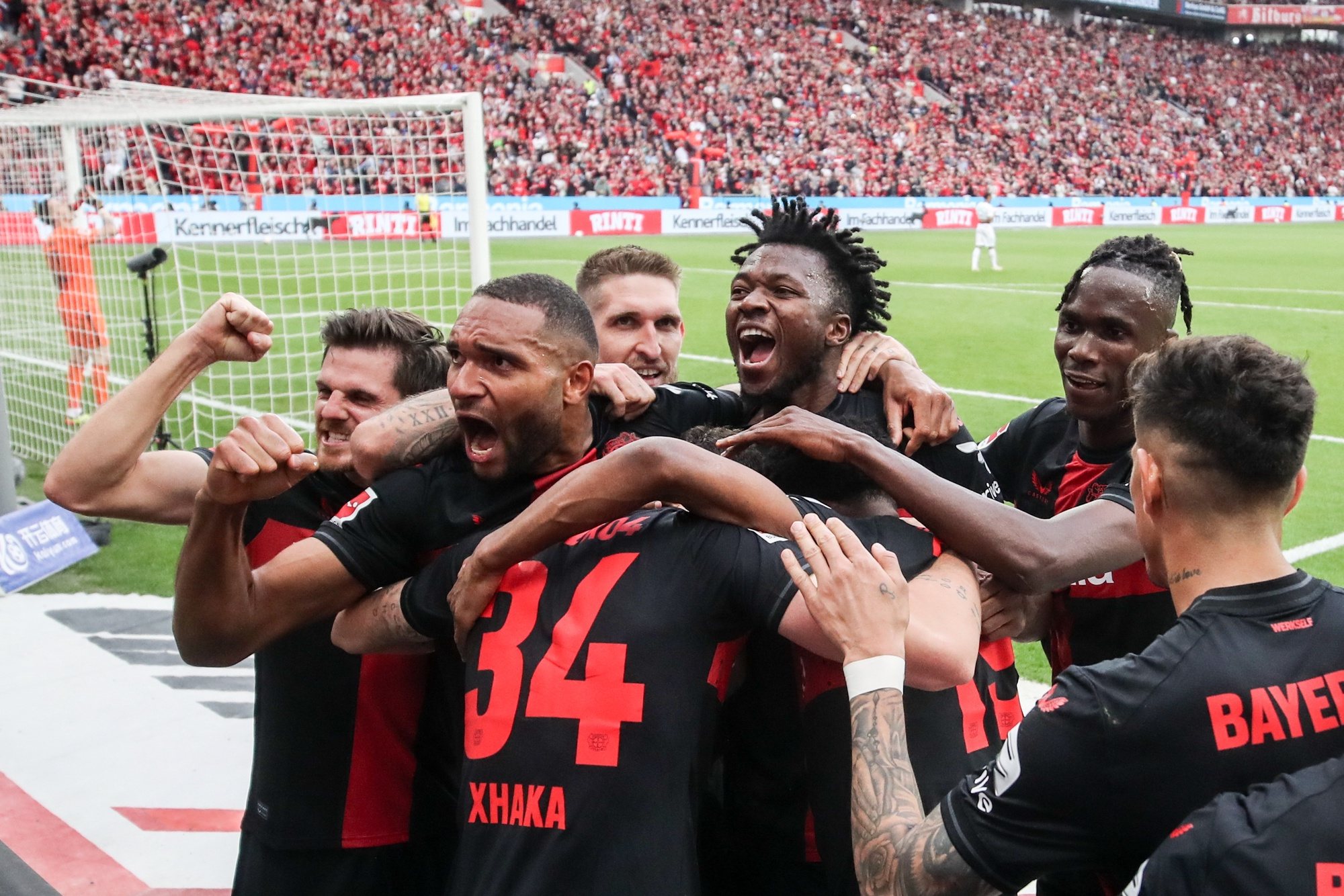 epa11278633 Leverkusen&#039;s players celebrate the 2-0 lead during the German Bundesliga soccer match between Bayer 04 Leverkusen and SV Werder Bremen in Leverkusen, Germany, 14 April 2024.  EPA/CHRISTOPHER NEUNDORF CONDITIONS - ATTENTION: The DFL regulations prohibit any use of photographs as image sequences and/or quasi-video.