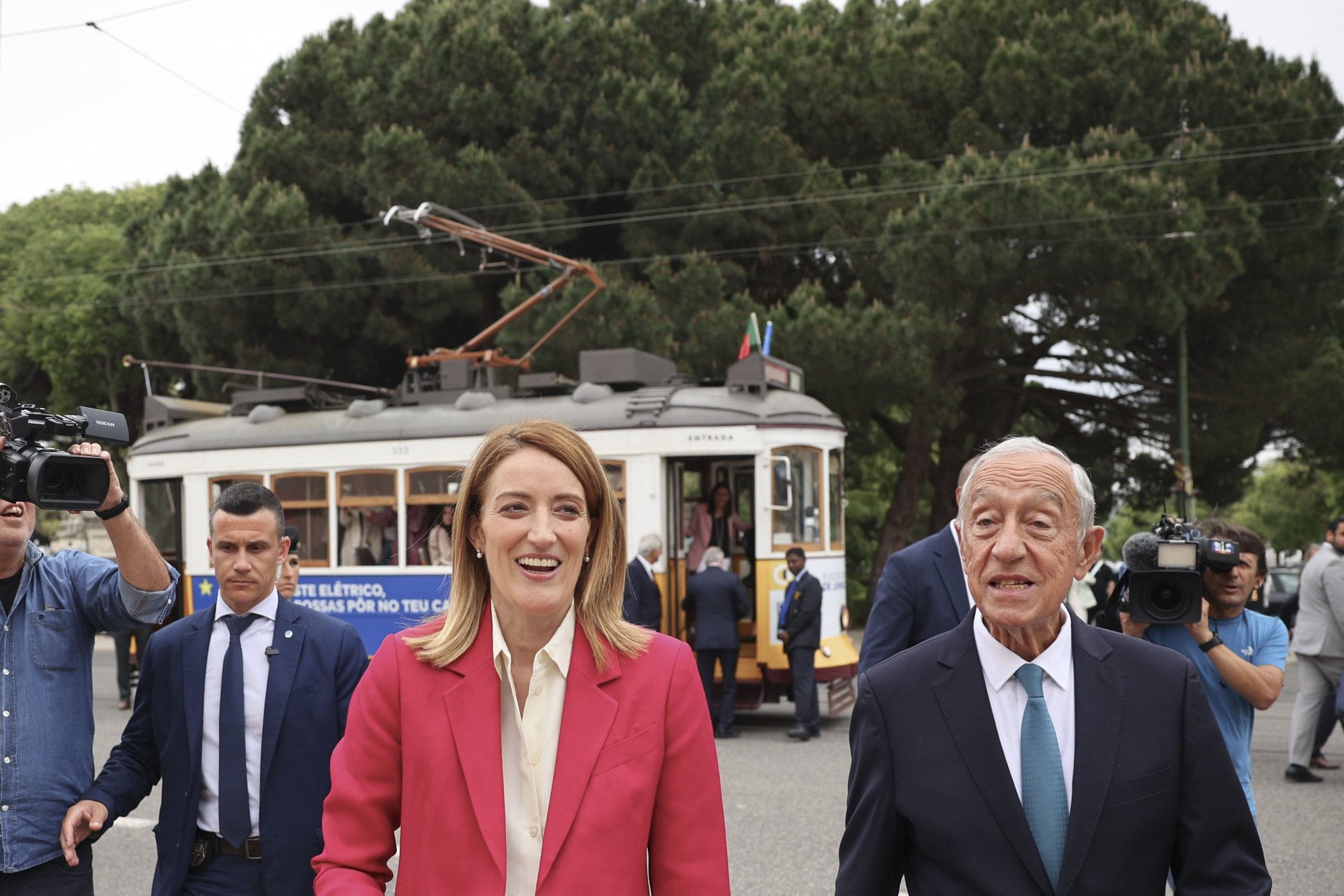 The president of the European Parliament Roberta Metsola (C) is welcomed by Portugal&#039;s President Marcelo Rebelo de Sousa (R) upon arrival to a meeting at Belem Palace in Lisbon, Portugal, 19 April 2024. Since the beginning of the year, Roberta Metsola has been traveling to Member States to appeal to people to vote against abstention in the European elections in June. ANTONIO COTRIM/LUSA