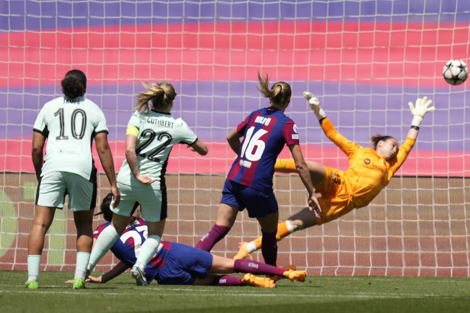 epa11289935 Chelsea&#039;s player Erin Cuthbert (2-L) scores the 1-0 lead during the UEFA Women&#039;s Champions League semifinal, first leg match between FC Barcelona and Chelsea FC held at Lluis Companys Olympic Stadium in Barcelona, Spain, 20 April 2024.  EPA/Enric Fontcuberta