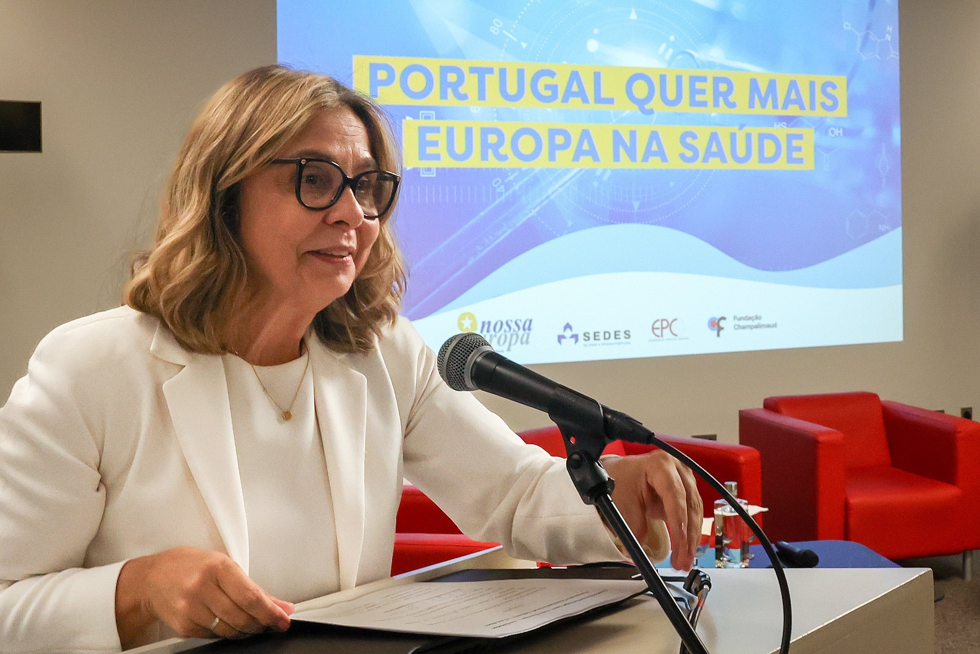 A ministra da Saúde, Ana Paula Martins, intervém na conferência “Portugal quer mais Europa na Saúde?”, na Fundação Champalimaud, em Lisboa, 20 de abril de 2024. MANUEL DE ALMEIDA/LUSA
