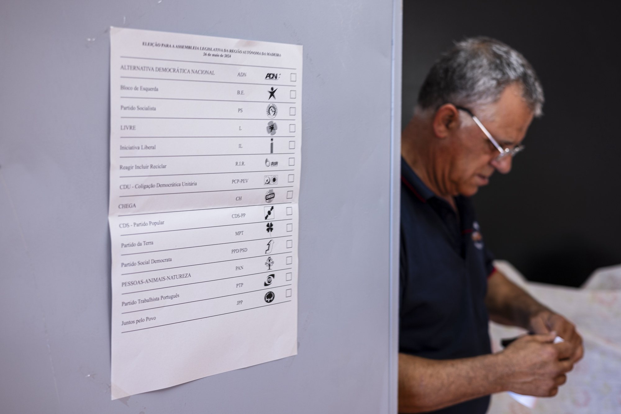 Votação para as eleições legislativas da região autónoma da Madeira. As legislativas da Madeira decorrem hoje com 14 candidaturas a disputar os 47 lugares no parlamento regional, num círculo eleitoral único. GREGÓRIO CUNHA/LUSA