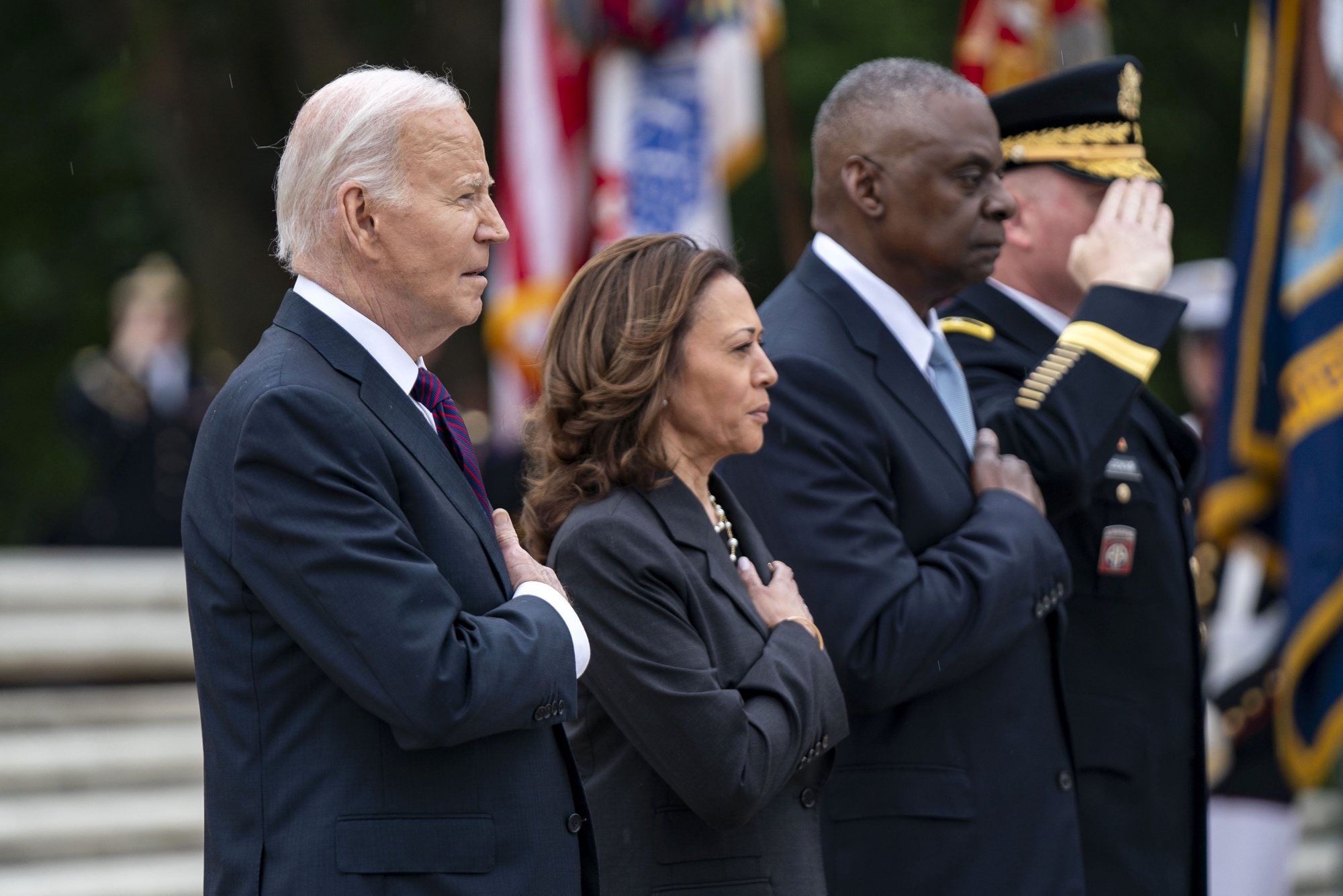 epa11374097 US President Joe Biden (L), Vice President Kamala Harris (2-L) and Secretary of Defense Lloyd Austin (3-L) look on during the pledge of allegiance at a Presidential Armed Forces Full Honor Wreath-Laying Ceremony at the Tomb of the Unknown Soldier at Arlington National Cemetery in Arlington, Virginia, USA, 27 May 2024.  EPA/BONNIE CASH / POOL