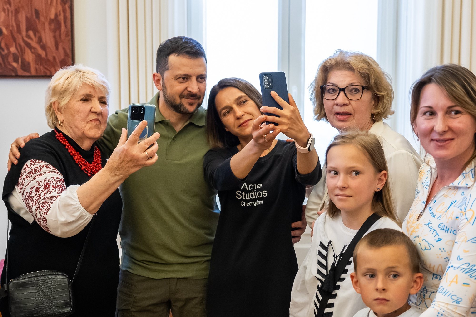 epa11375975 Ukraine&#039;s President Volodymyr Zelensky (2L) poses for a selfie picture as he meets with Ukrainians after a joint statement at Sao Bento Palace in Lisbon, Portugal, 28 May 2024. President Zelensky is on a working visit to Portugal to strengthen bilateral relations, especially cooperation in the field of security and defense.  EPA/JOSE SENA GOULAO / POOL