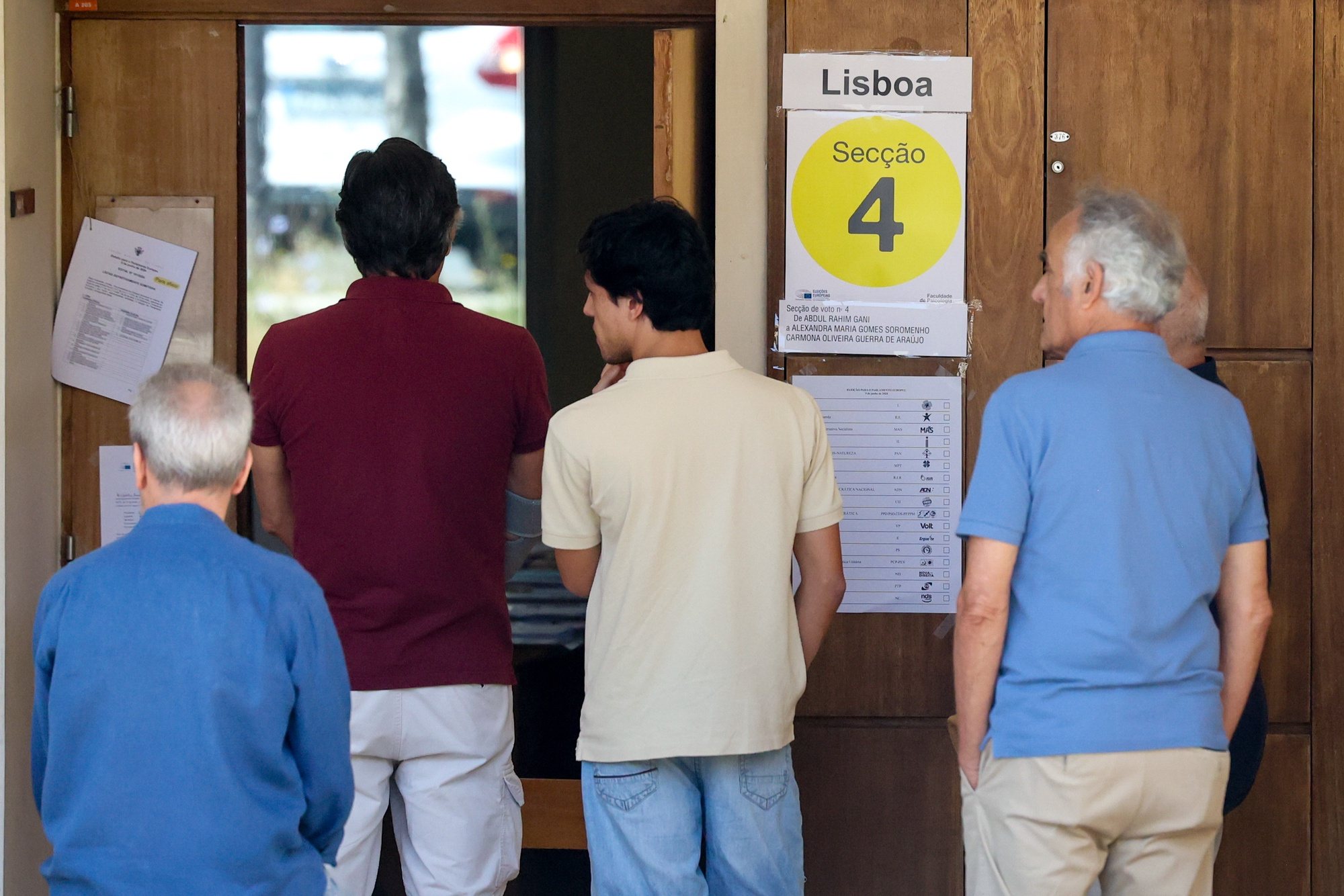 Vários cidadãos nacionais votaram antecipado para as eleições europeias, 02 junho 2024, na Cidade Universitária, em Lisboa  Em Portugal, as eleições europeias realizam-se em 09 de junho e serão disputadas por 17 partidos e coligações.  MANUEL DE ALMEIDA/LUSA