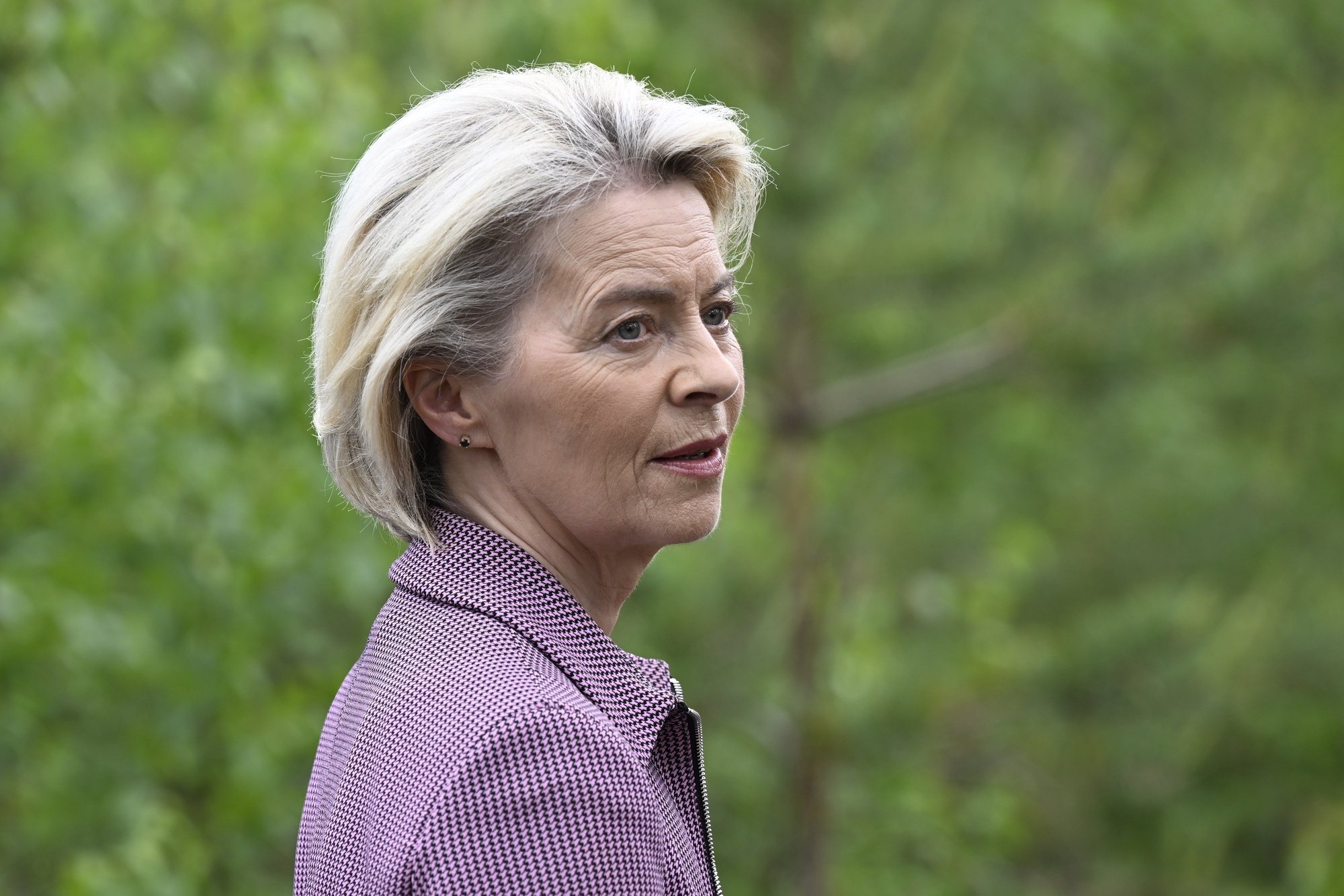 epa11387474 European Commission President Ursula von der Leyen visits a small-scale forestry outside Knivsta south of Uppsala, Sweden, 03 June 2024.  EPA/FREDRIK SANDBERG  SWEDEN OUT