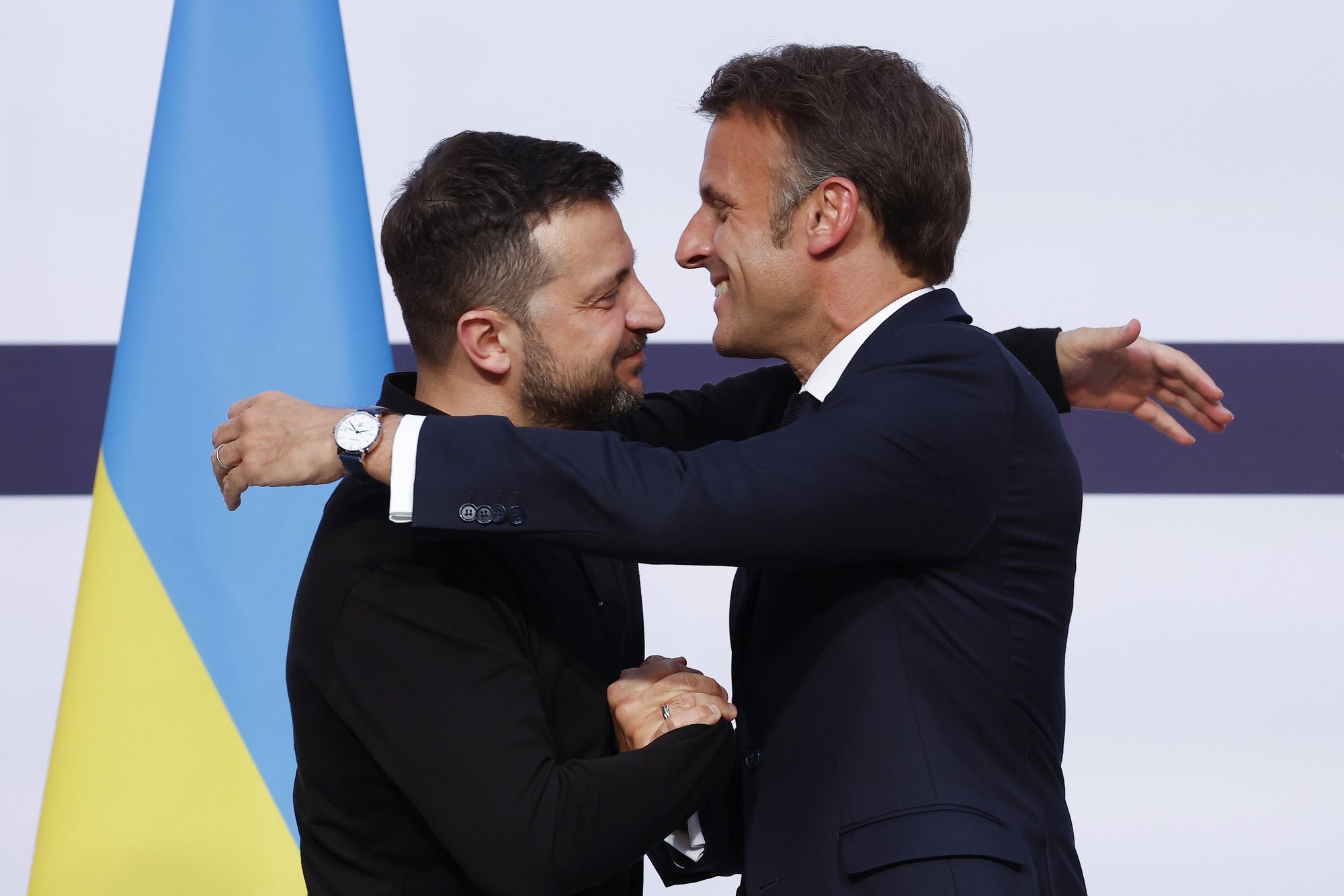 epa11396344 French President Emmanuel Macron (R) greets Ukrainian President Volodymyr Zelensky (L) during a joint press conference at the Elysee Palace in Paris, France, 07 June 2024. Zelensky arrived in France on 06 June to attend commemorations of the 80th anniversary of D-Day in Normandy.  EPA/YOAN VALAT / POOL