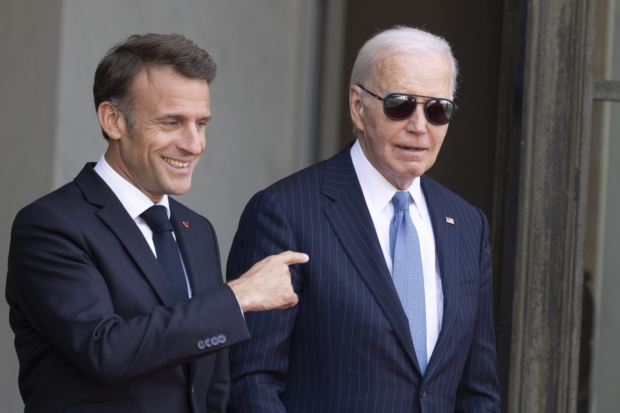 epa11397883 France&#039;s President Emmanuel Macron (L) and US President Joe Biden (C) leave after a joint statement at the Elysee Palace in Paris, France, 08 June 2024. US President Joe Biden is being feted by French President Emmanuel Macron with a state visit, as the two allies aim to show off their partnership on global security issues and move past trade tensions.  EPA/ANDRE PAIN