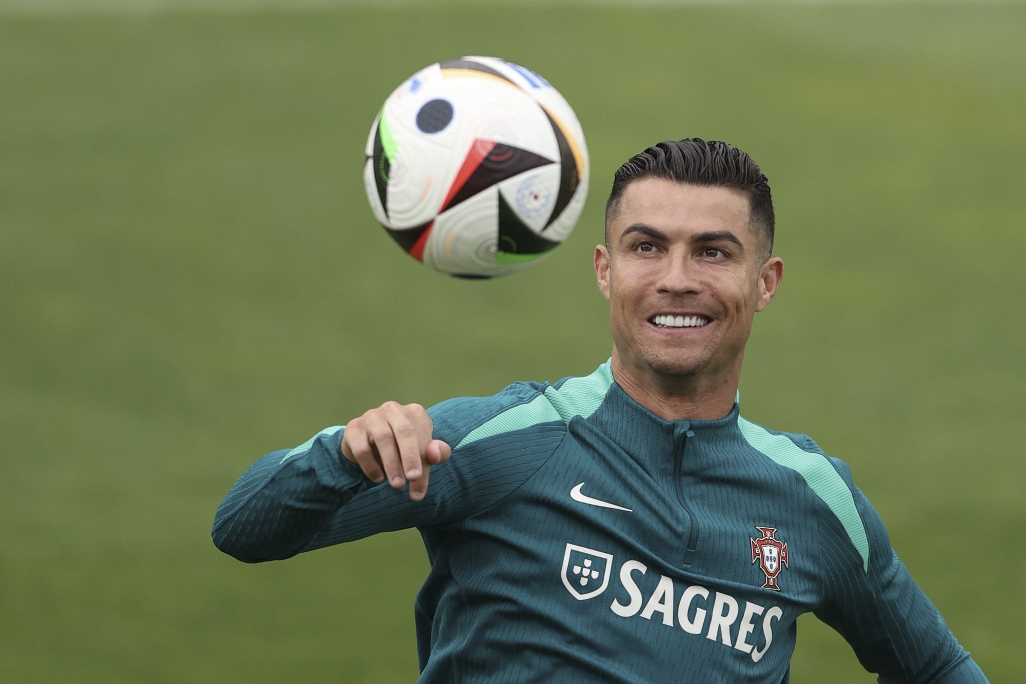 epa11402718 Cristiano Ronaldo of Portugal attends a training session in Oeiras, Portugal, 10 June 2024. Portugal will play a friendly match against Ireland on 11 June in preparation for the upcoming Euro 2024 held in Germany.  EPA/ANTONIO COTRIM