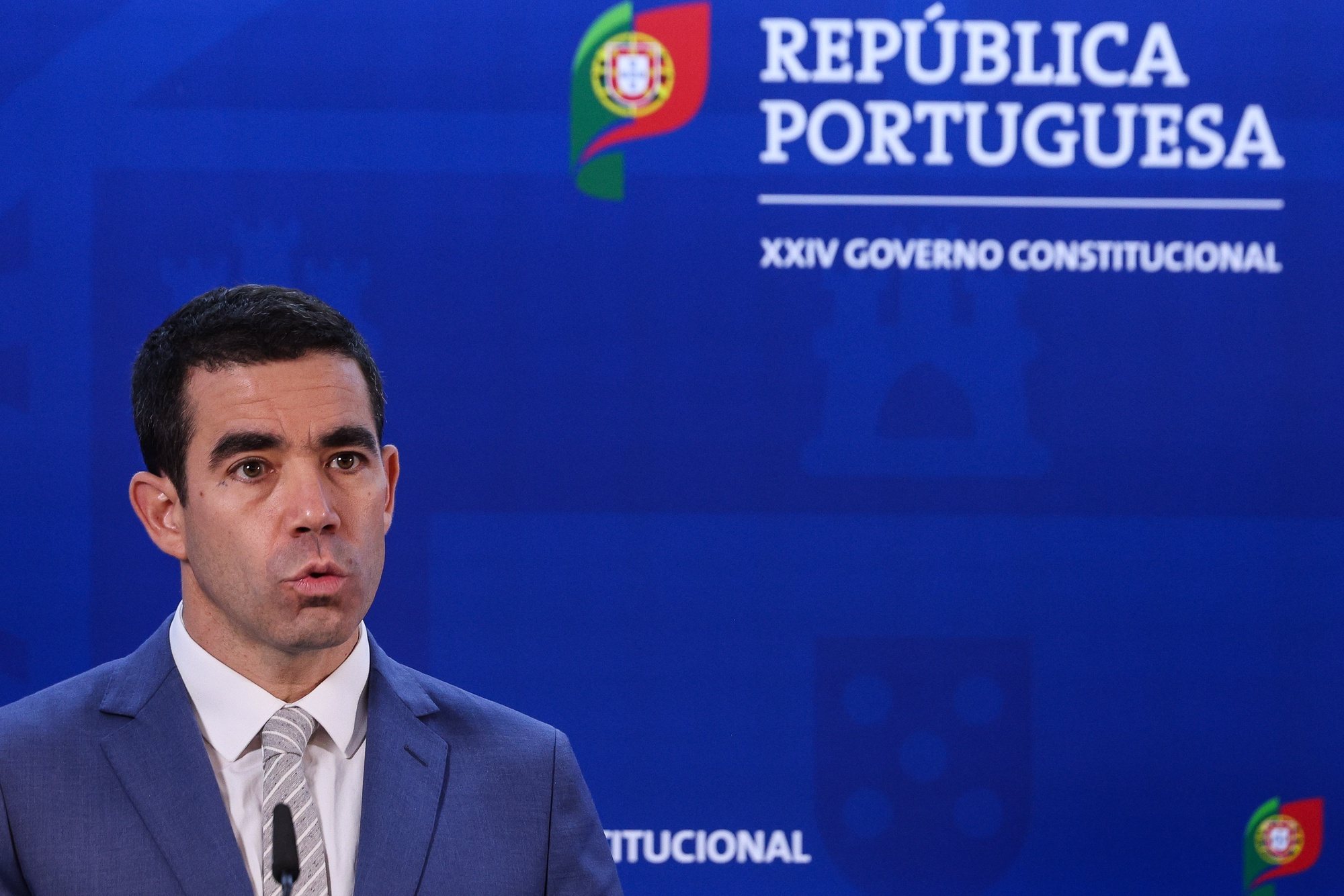 O ministro da Presidência, António Leitão Amaro, fala à imprensa durante o briefingue da reunião de Conselho de Ministros, no palácio de São Bento em Lisboa, 14 de junho de 2024. TIAGO PETINGA/LUSA