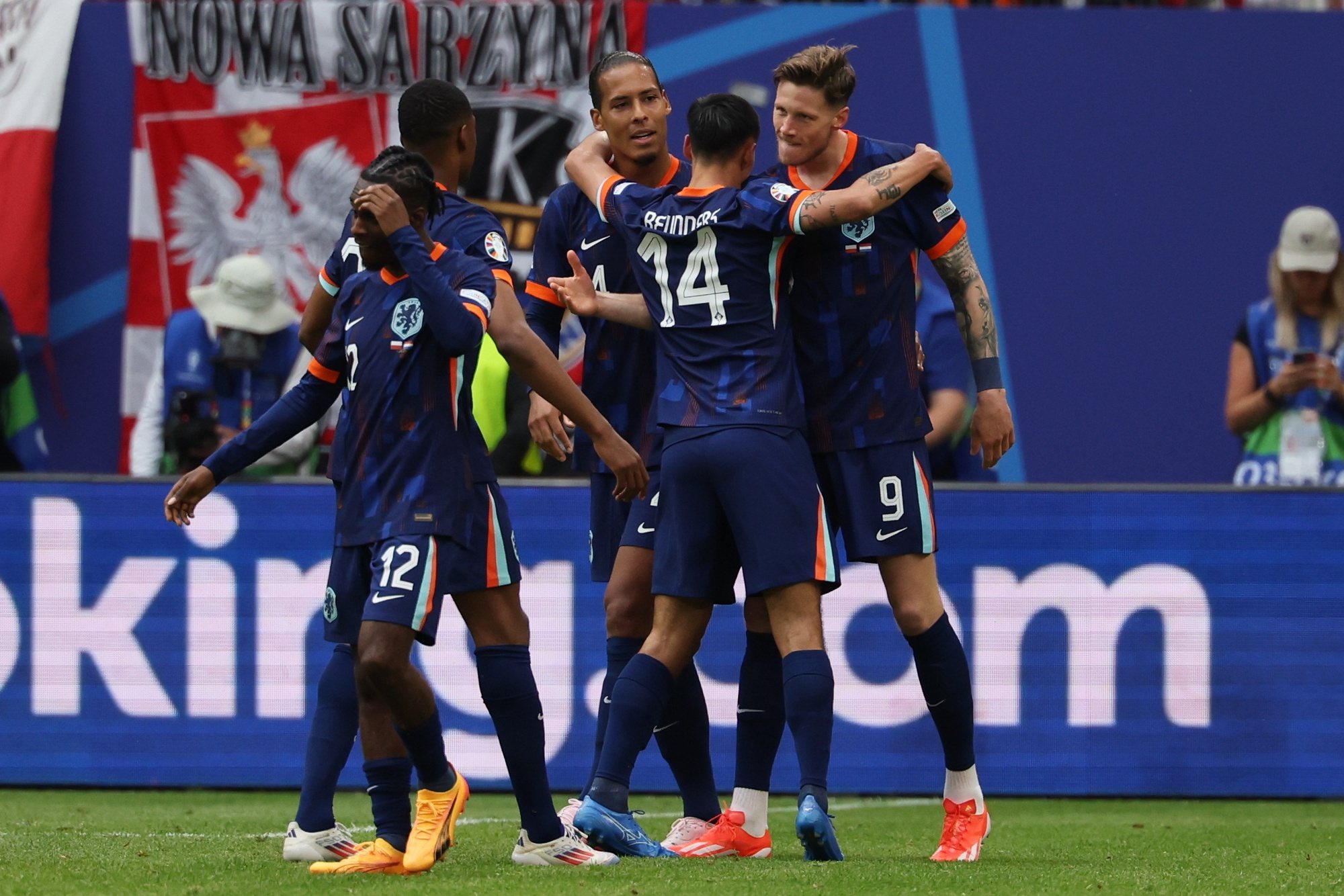 epa11415517 Wout Weghorst (R) of the Netherlands celebrates after scoring the 2-1 goal during the UEFA EURO 2024 group D match between Poland and Netherlands, in Hamburg, Germany, 16 June 2024.  EPA/ABEDIN TAHERKENAREH