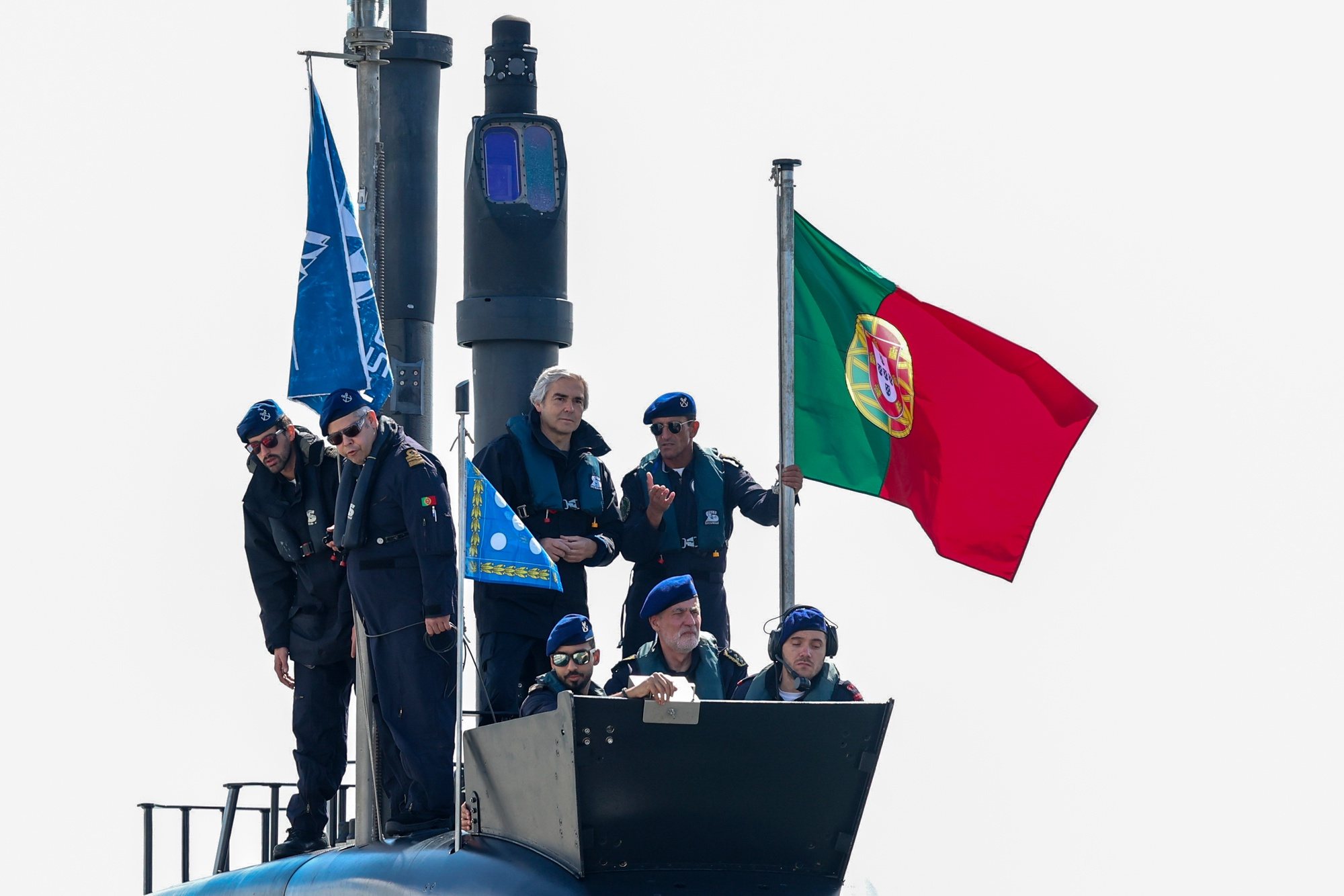 O ministro da Defesa Nacional, Nuno Melo (3-E), acompanhado pelo chefe do Estado-Maior da Armada, almirante Henrique Gouveia e Melo (3-D), durante a cerimónia de receção do submarino NRP Arpão, após uma missão ao serviço da NATO, no Atlântico Norte, que decorreu na  Base Naval do Alfeite, em Almada, 19 de junho de 2024.  ANTÓNIO COTRIM/LUSA