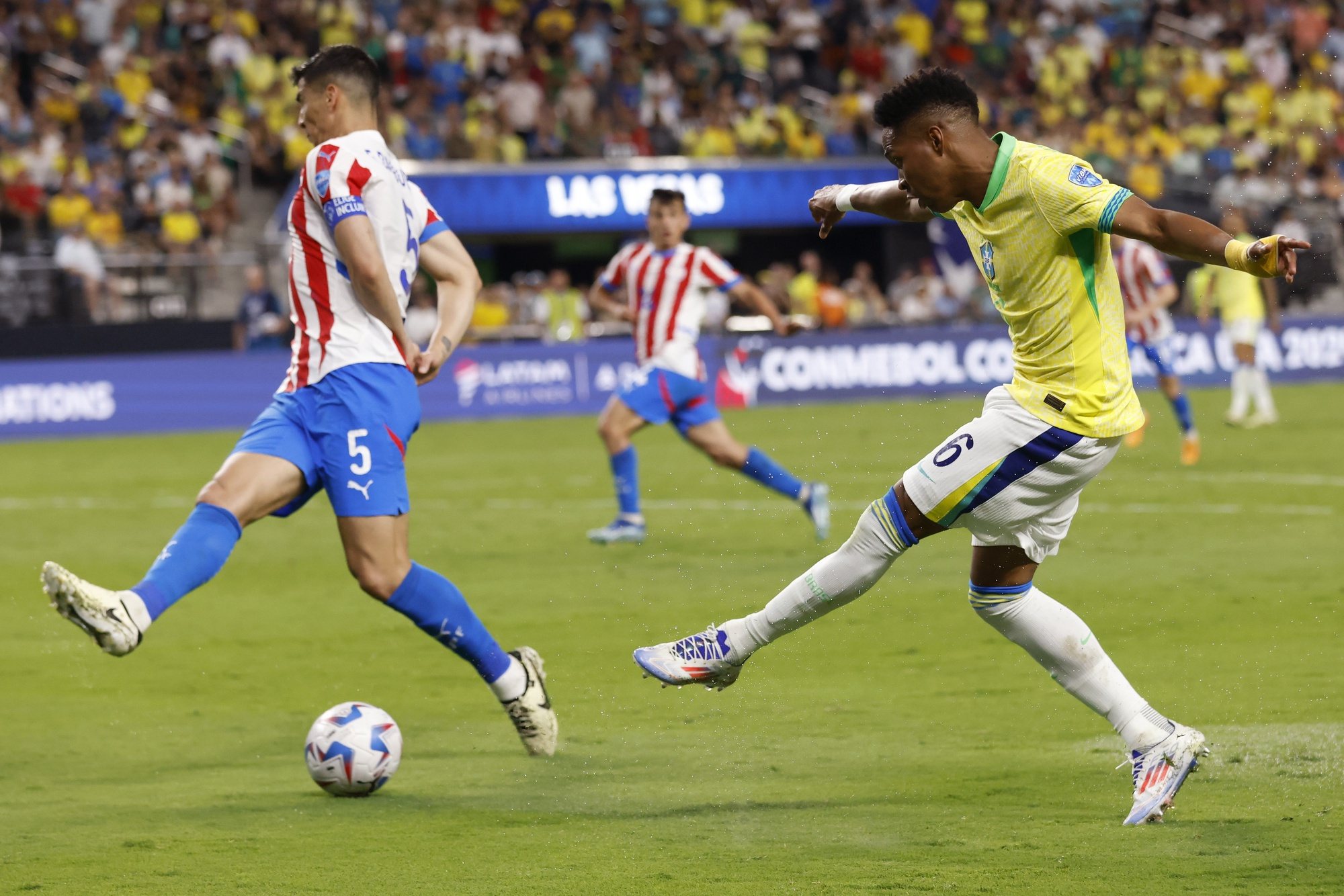 epa11444086 Brazil defender Wendell (R) takes a shot on goal against Paraguay defender Fabian Balbuena (L) during the second half of the CONMEBOL Copa America 2024 group D soccer match between Paraguay and Brazil, in Las Vegas, Nevada, USA, 28 June 2024.  EPA/CAROLINE BREHMAN