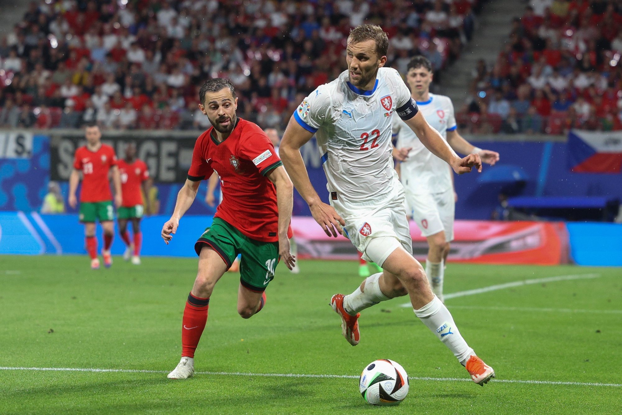 epa11421109 Portugal player Bernardo Silva (L) in action with Czech Republic player Tomas Soucek during the UEFA EURO 2024 group F soccer match between Portugal and the Czech Republic, in Leipzig, Germany, 18 June 2024.  EPA/MIGUEL A. LOPES