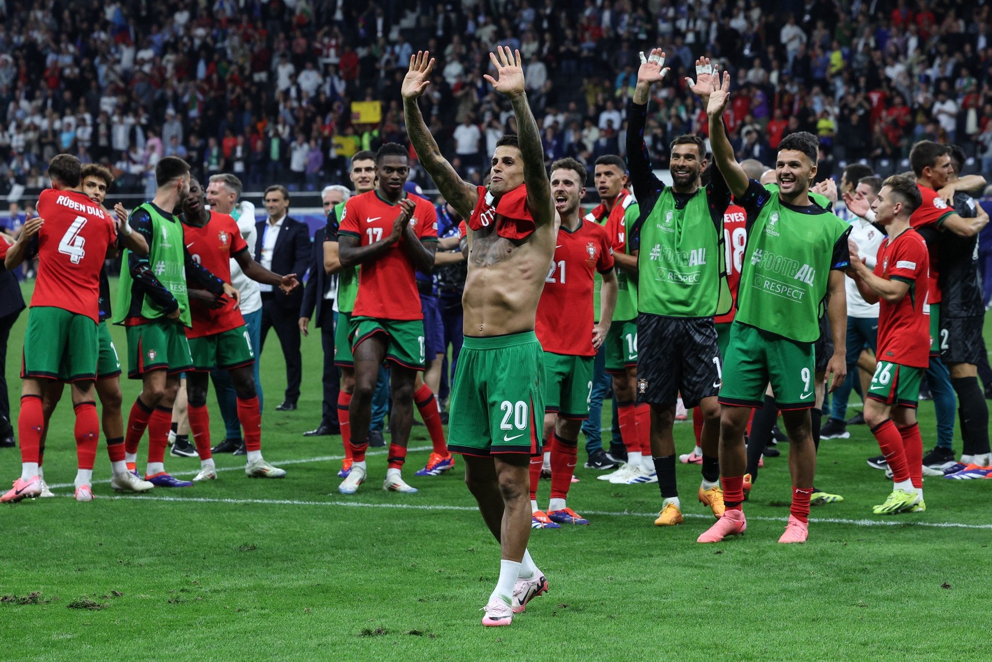 Portugal`s players celebrate the victory over Slovenia during their UEFA EURO 2024 round of 16 soccer match held in Frankfurt, Germany, 1 of July 2024. MIGUEL A. LOPES/LUSA
