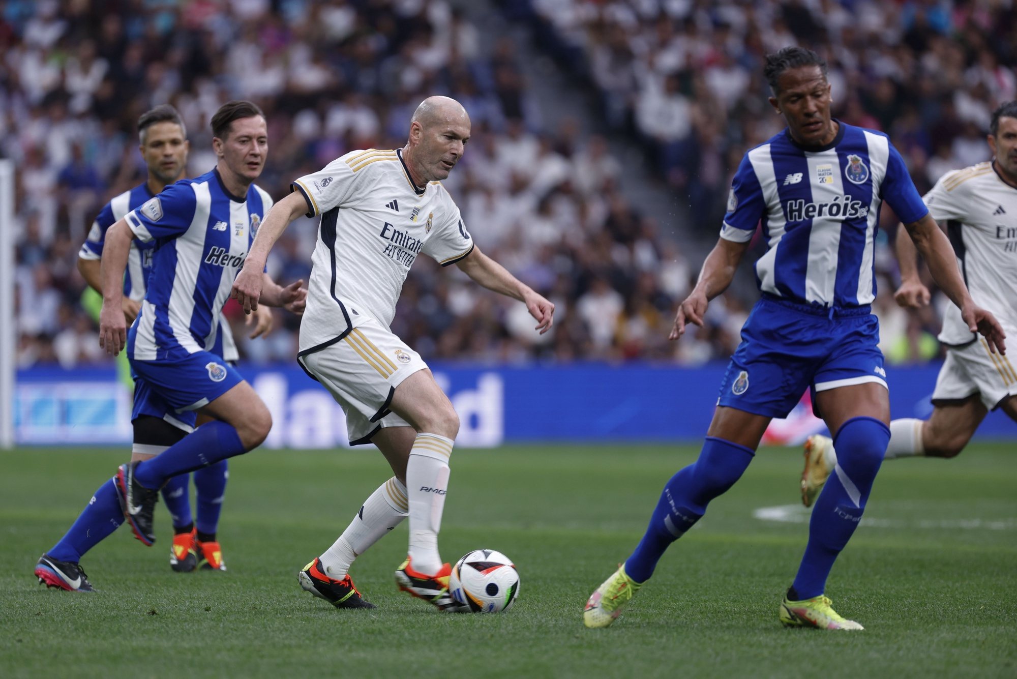 epa11238576 Real Madrid Leyendas&#039; Zinedine Zidane (C) controls the ball during the charity game Corazon Classic Match 2024 at the Santiago Bernabeu stadium in Madrid, central Spain, 23 March 2024. The proceeds of the match will go towards research into the fight against amyotrophic lateral sclerosis (ALS) and the sustainability of the Real Madrid Foundation&#039;s socio-sporting projects.  EPA/Javier Lizon