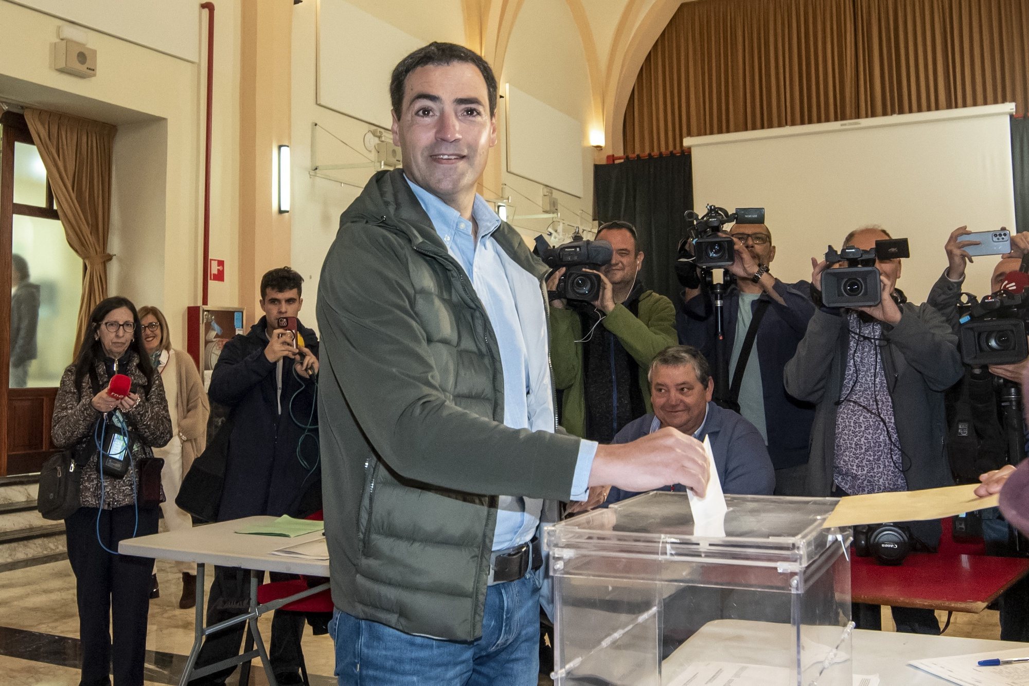 epa11291619 PNV&#039;s candidate for the Presidency of the Basque regional elections Imanol Pradales (C) casts his vote at a polling station in Portugalete, Bizkaia, Basque Country, Spain, 21 April 2024. The Basque Country holds regional elections as surveys point at Left wing Basque nationalist party EH Bildu as the winner of the elections for the first time, although without enough votes to Govern on their own which would force them to form coalition with other political parties.  EPA/Javier Zorrilla