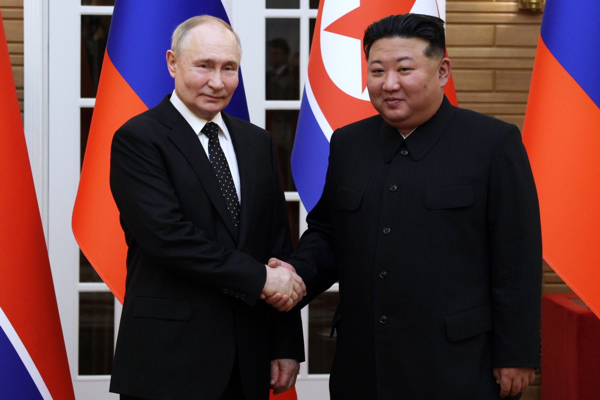 epaselect epa11421552 Russian President Vladimir Putin (L) shakes hands with North Korean leader Kim Jong Un (R) during their meeting in Pyongyang, North Korea, 19 June 2024. The Russian president is on a state visit to North Korea from 18-19 June at the invitation of the North Korean leader. He last visited North Korea in 2000, shortly after his first inauguration as president.  EPA/GAVRIIL GRIGOROV / SPUTNIK / KREMLIN POOL MANDATORY CREDIT