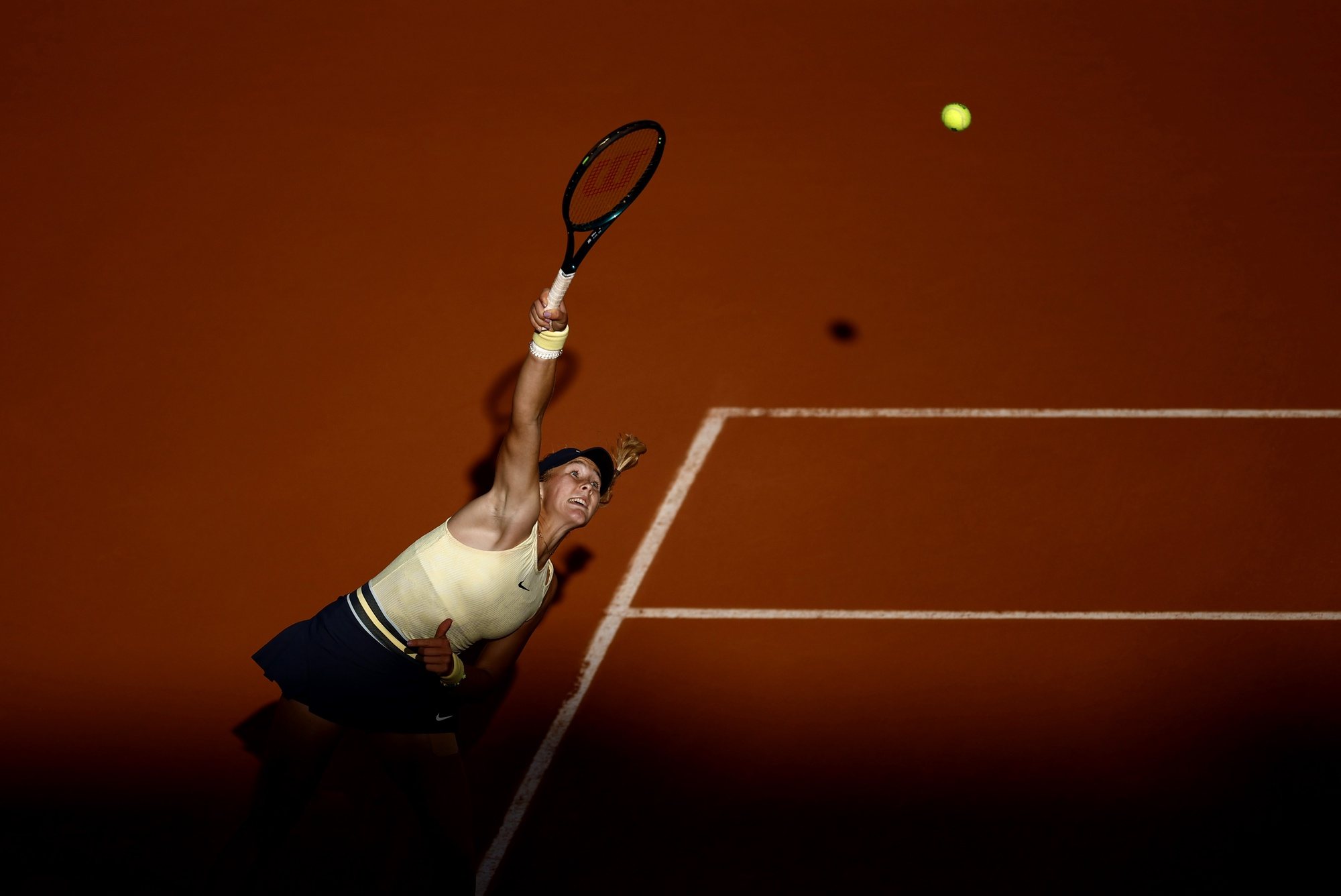 epa11391817 Mirra Andreeva of Russia in action during her Women&#039;s Singles quarterfinal match against Aryna Sabalenka of Belarus during the French Open Grand Slam tennis tournament at Roland Garros in Paris, France, 05 June 2024.  EPA/YOAN VALAT
