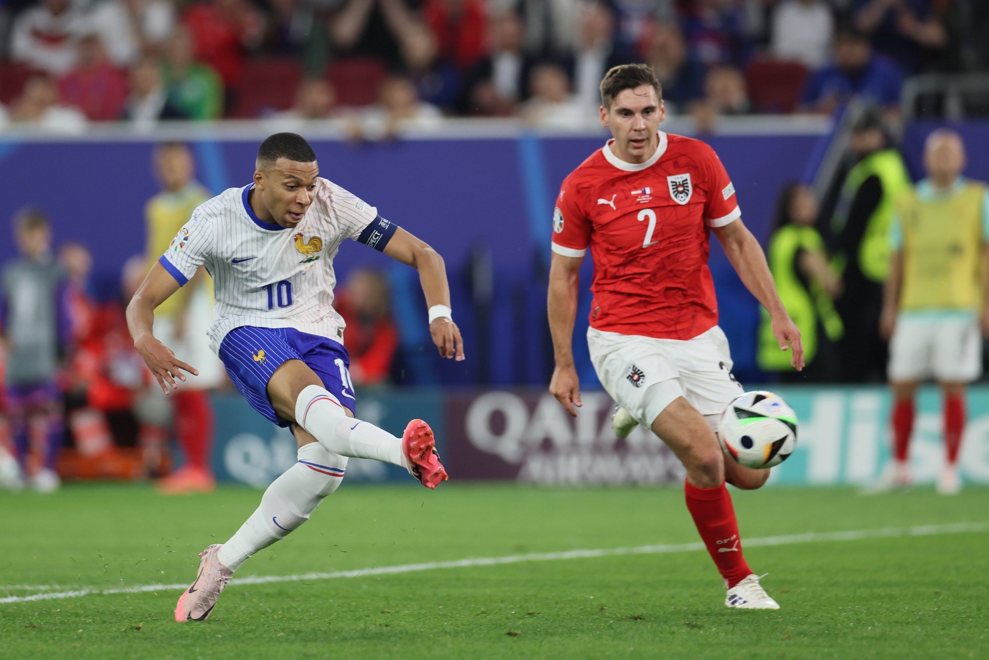 epa11418855 Maximilian Woeber (R) of Austria and Kylian Mbappe (L) of France in action during the UEFA EURO 2024 group D soccer match between Austria and France, in Duesseldorf, Germany, 17 June 2024.  EPA/Leszek Szymanski POLAND OUT