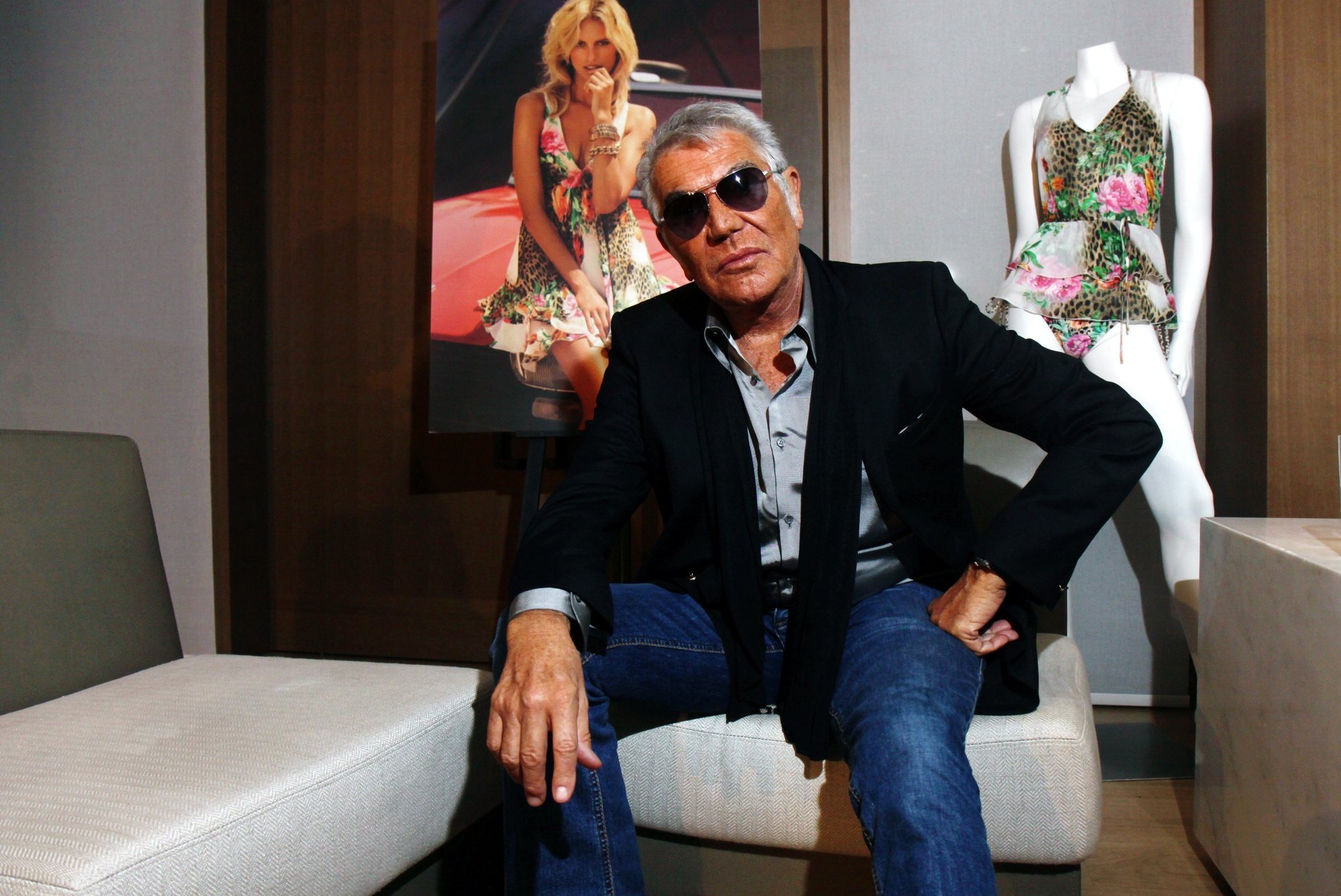 epa11275342 (FILE) - Italian designer Roberto Cavalli poses for a photo, in Sydney, Australia, 30 October 2012 (re-issued 12 April 2024). Italian fashion designer Roberto Cavalli died at his home in Florence at the age of 83, his familiy announced.  EPA/APRIL FONTI AUSTRALIA AND NEW ZEALAND OUT AUSTRALIA AND NEW ZEALAND OUT *** Local Caption *** 50576929