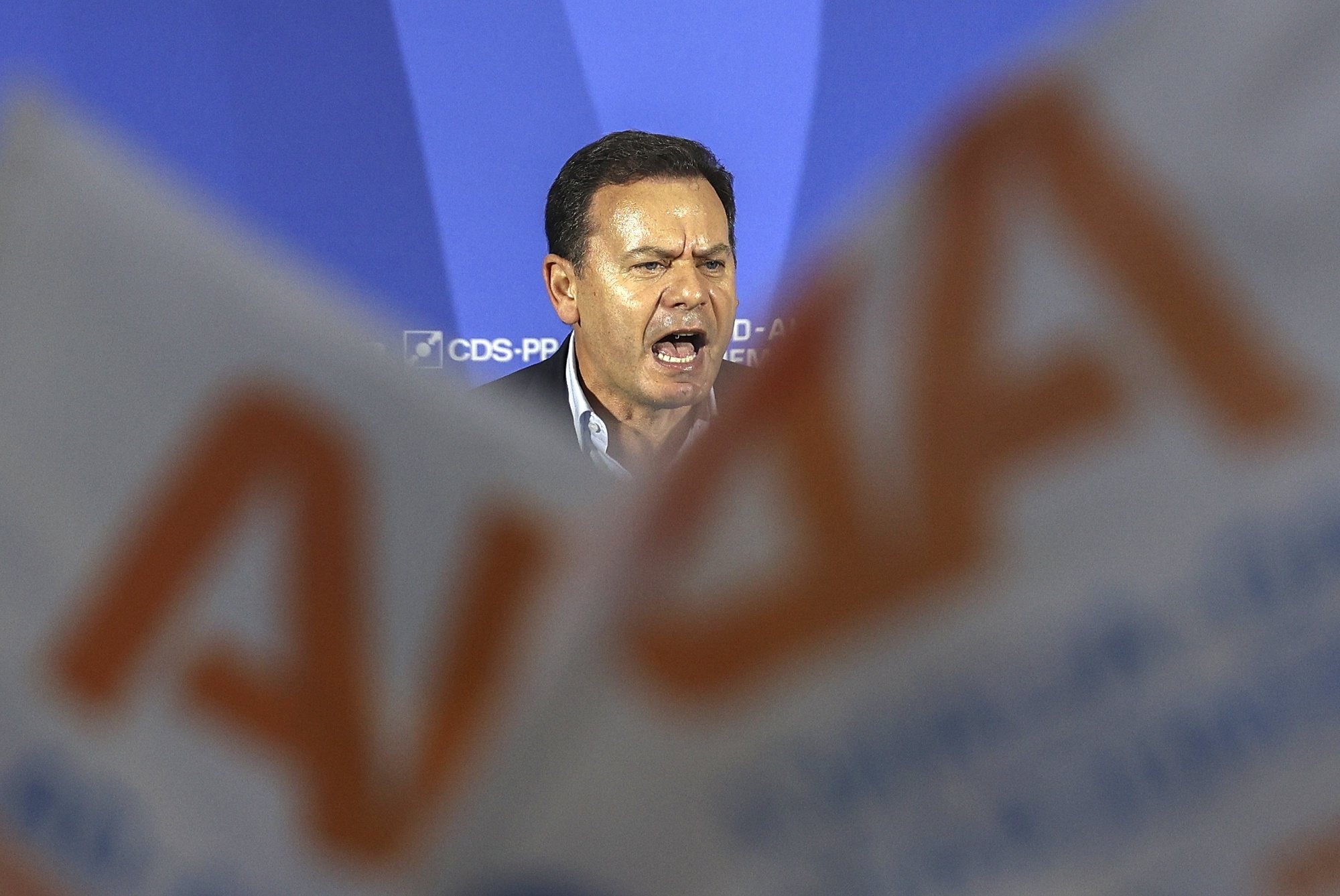 epa11396461 PSD (Social Democratic Party) leader Luis Montenegro speaks on the last day of the campaign of the Democratic Alliance (AD) for the 2024 European elections in downtown Lisbon, Portugal, 07 June 2024. In Portugal, the European elections take place on 09 June and will be contested by 17 parties and coalitions.  EPA/TIAGO PETINGA