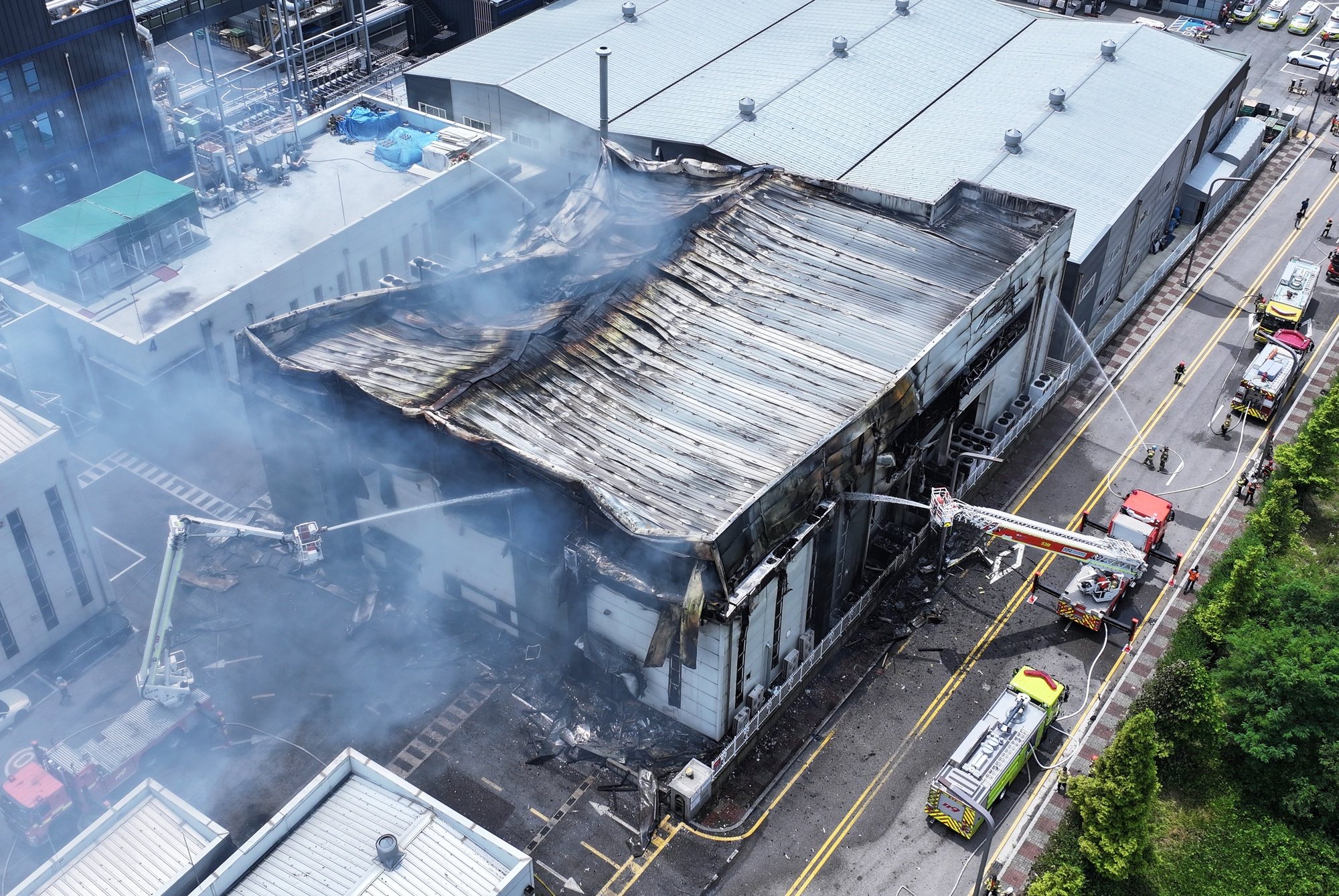 epa11433761 Firefighters try to put out a fire at a primary lithium battery factory in Hwaseong, South Korea, 24 June 2024. The fire reportedly left a worker dead, three injured, and 21 others unaccounted for.  EPA/YONHAP SOUTH KOREA OUT