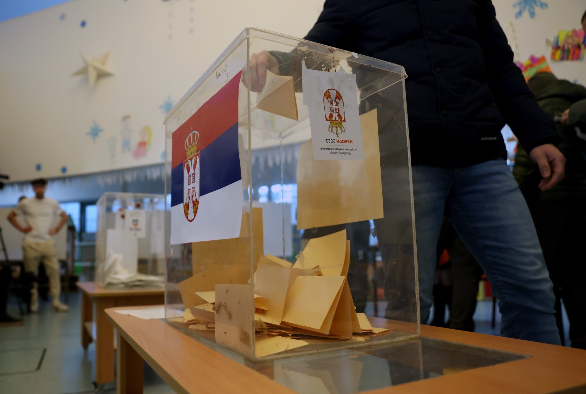 epa11033636 A man casts his ballot during the Parliamentary and local elections in Belgrade, Serbia, 17 December 2023. Voters in Serbia will elect a new parliament and local authorities in 64 municipalities on 17 December 2023.  EPA/ANDREJ CUKIC