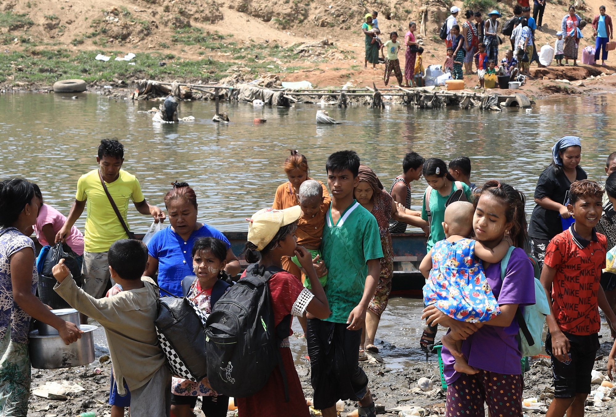 epa11289861 Myanmar villagers cross the Moei river at the Thai-Myanmar border district of Mae Sot, Tak province, Thailand, 20 April 2024. Clashes between armed Karen rebel groups and the Myanmar military caused numerous villagers to flee to Thailand, according to the Director-General of the Department of Information and Spokesperson of the Thai Ministry of Foreign Affairs, Nikorndej Balankura.  EPA/SOMRERK KOSOLWITTHAYANANT  ALTERNATE CROP