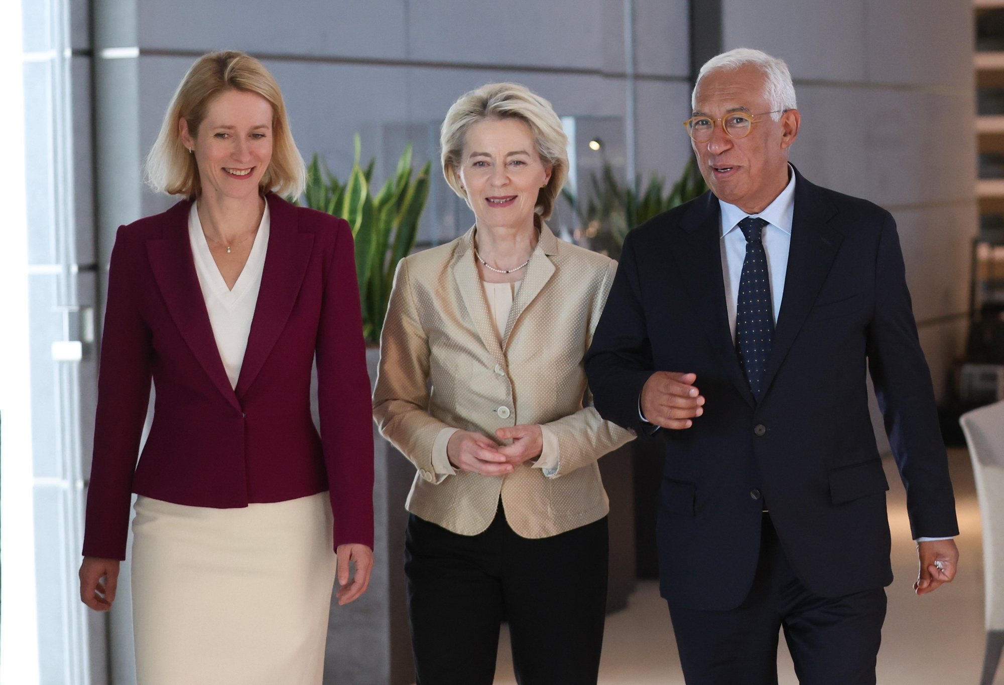 epa11443259 (L-R) Estonian Prime Minister Kaja Kallas, European Commission President Ursula Von der Leyen and former Portuguese Prime Minister Antonio Costa, during a meeting at Brussels Airport, a day after the EU summit in Brussels, Belgium, 28 June 2024. EU leaders agreed on proposing Ursula Von der Leyen as candidate for President of the European Commission and Kaja Kallas as High Representative of the Union for Foreign Affairs and Security Policy, while Antonio Costa was elected as European Council President during a summit to discuss the Strategic Agenda 2024-2029, the next institutional cycle, Ukraine, the Middle East, competitiveness, security and defense, among other topics.  EPA/OLIVIER HOSLET / POOL