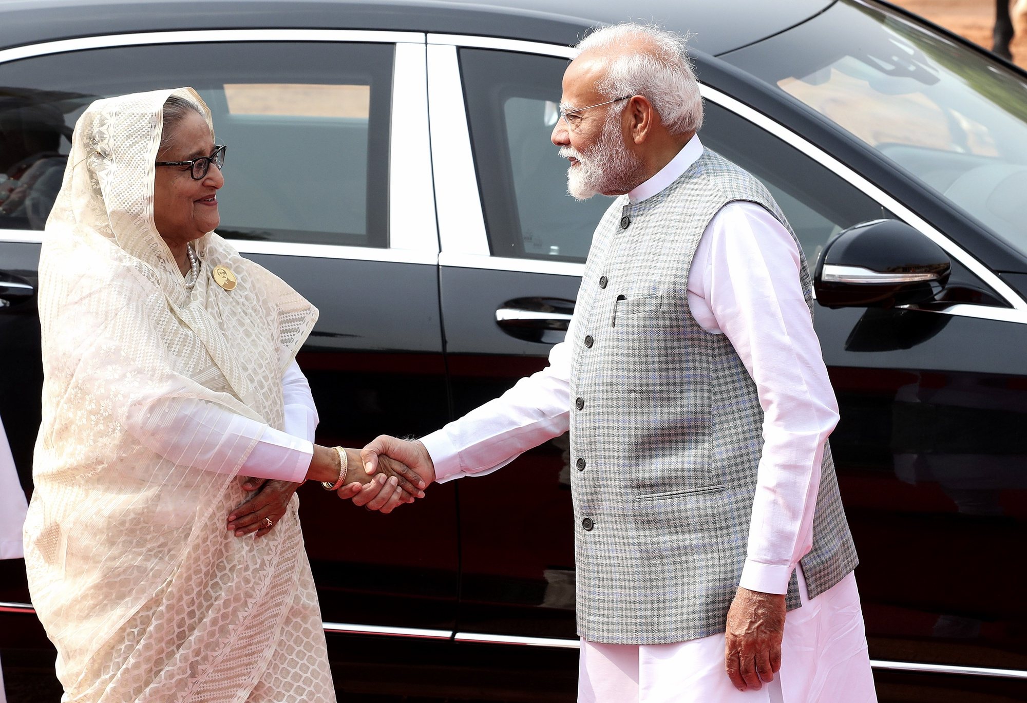 epa11429715 Indian Prime Minister Narendra Modi (R) shakes hands with Bangladeshi Prime Minister Sheikh Hasina during a ceremonial reception at the Presidential Palace in New Delhi, India, 22 June 2024. The Bangladeshi Prime Minister is on a two-day state visit to India to meet the country&#039;s top leadership to discuss economic and political ties between the two countries.This is the first state visit by a foreign leader after the formation of India&#039;s new government following the Lok Sabha elections.  EPA/HARISH TYAGI