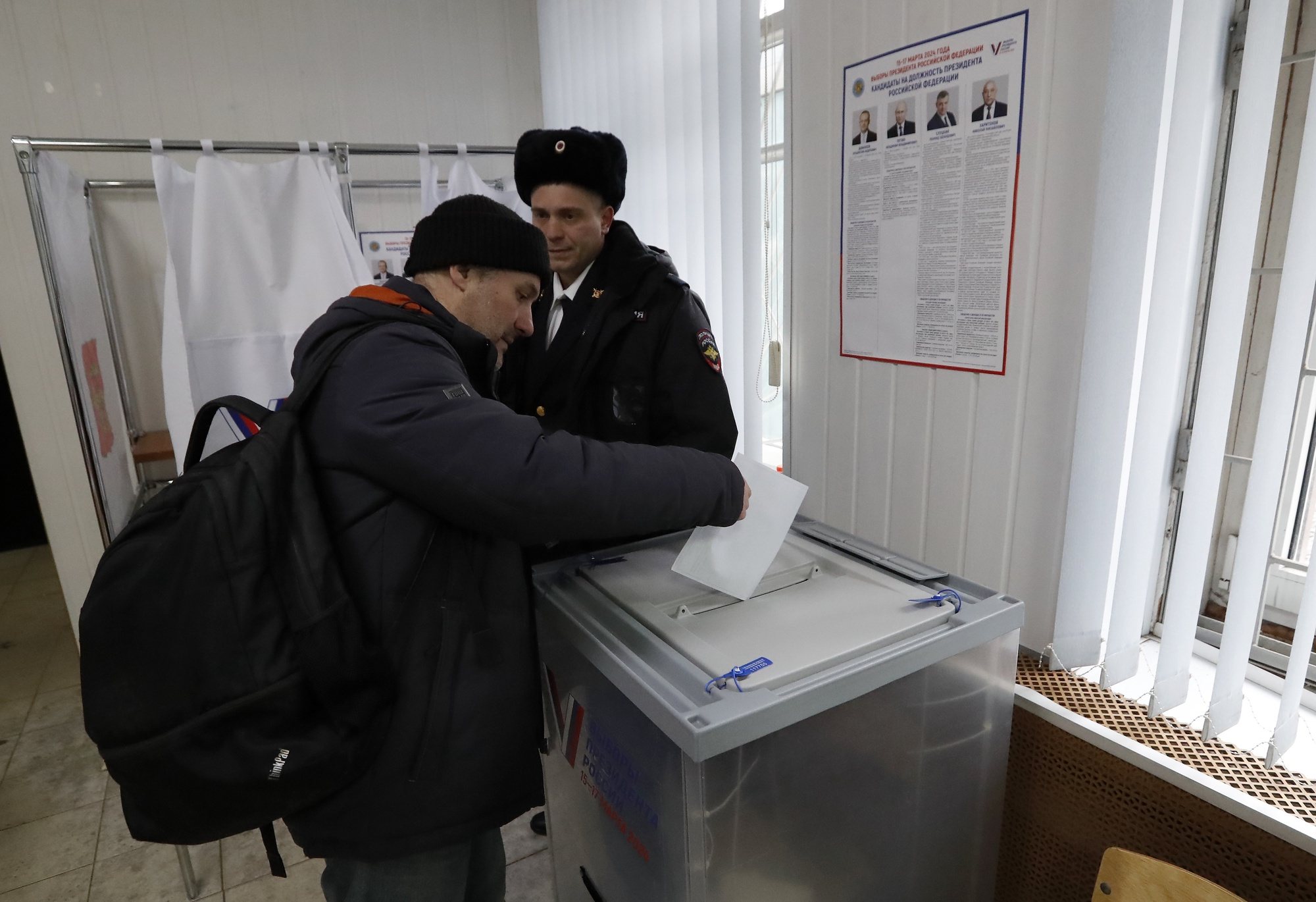 epa11224007 A man casts his ballot at a polling station in the village of Lyuban, Leningrad region, Russia, 16 March 2024. The Federation Council has scheduled presidential elections for March 17, 2024. Voting will last three days: March 15, 16 and 17. Four candidates registered by the Central Election Commission of the Russian Federation are vying for the post of head of state: Leonid Slutsky, Nikolai Kharitonov, Vladislav Davankov and Vladimir Putin.  EPA/ANATOLY MALTSEV