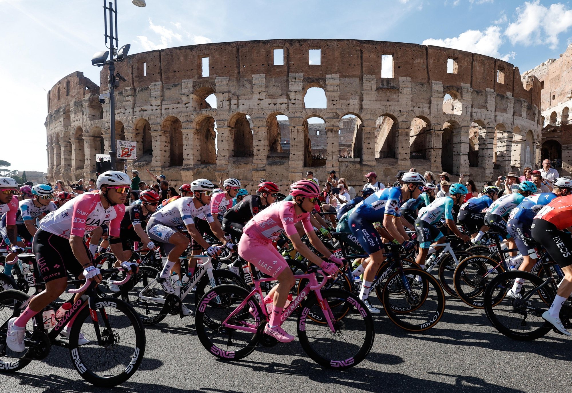 epa11371667 Slovenian rider Tadej Pogacar of Uae Team Emirates (C) and the pack of riders pass the Colosseum during the 21st and last stage of the Giro d&#039;Italia 2024 cycling tour, in Rome, Italy, 26 May 2024.  EPA/GIUSEPPE LAMI