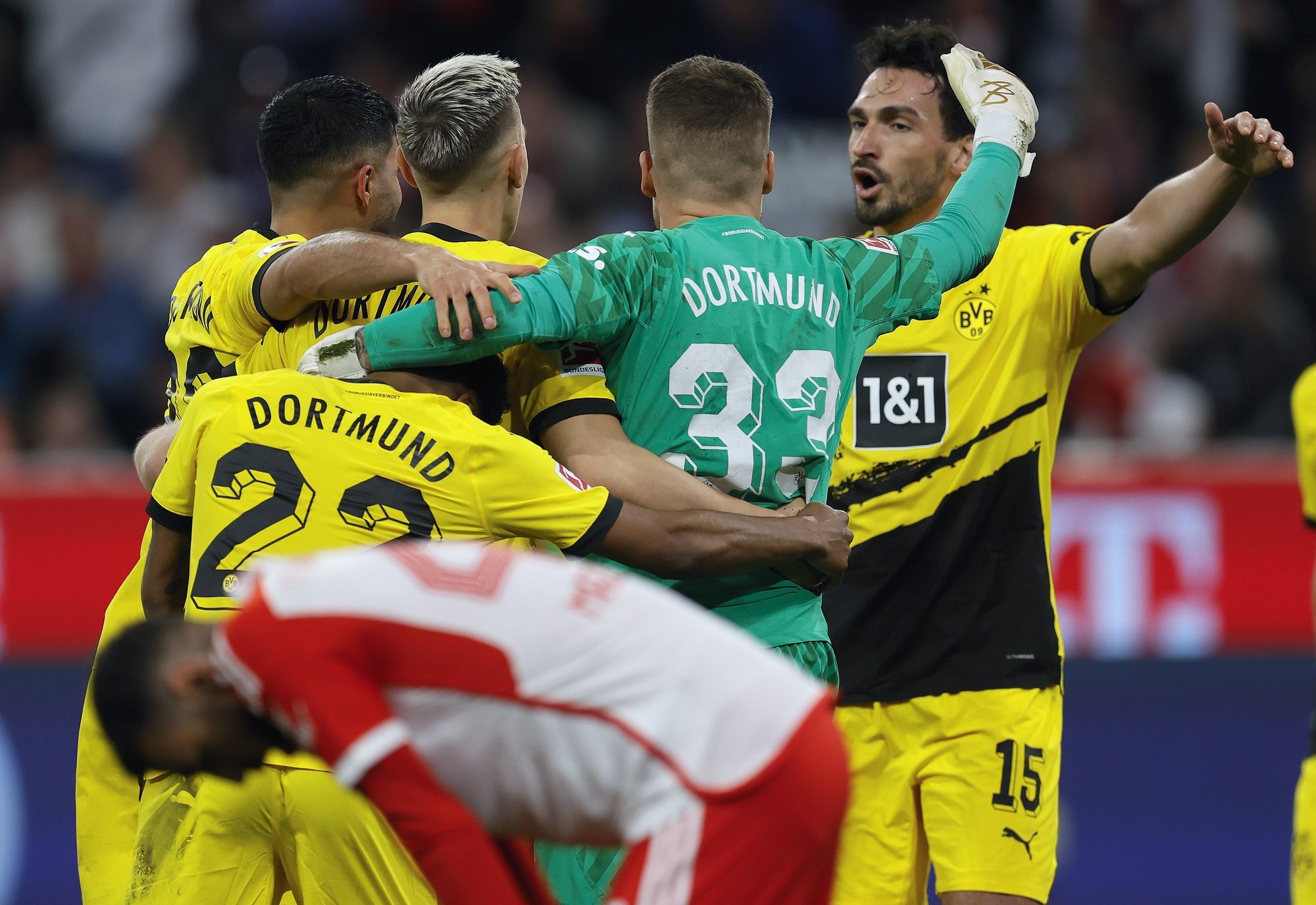epa11252076 Dortmunds players celebrate after the German Bundesliga soccer match between FC Bayern Munich and Borussia Dortmund in Munich, Germany, 30 March 2024.  EPA/RONALD WITTEK CONDITIONS - ATTENTION: The DFL regulations prohibit any use of photographs as image sequences and/or quasi-video.