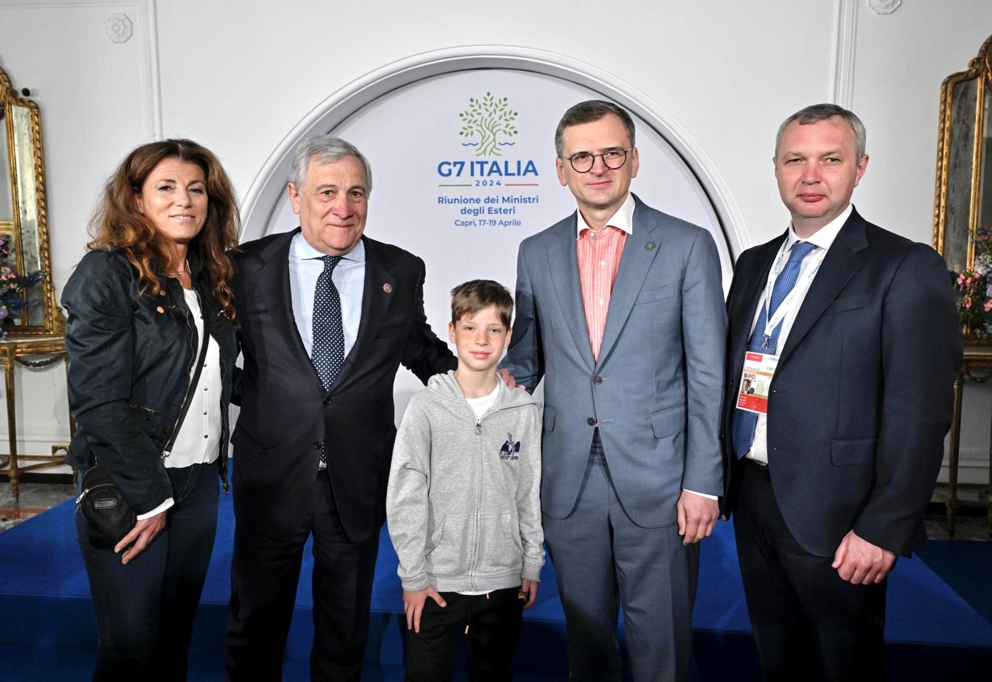 epa11288103 Italian Foreign Minister Antonio Tajani (2-L), Ukrainian Foreign Minister Dmytro Kuleba (2-R) and Ukrainian Ambassador to Italy, Yaroslav Melnyk (R) pose for a photo with a Ukrainian child (C) living in Capri, at the G7 foreign ministers&#039; meeting, in Capri, Italy, 19 April 2024. The Italian resort island of Capri is hosting three days of G7 foreign ministers&#039; meetings, from 17 to 19 April, to discuss support for Ukraine and addressing the crisis in the Middle East, among other topics.  EPA/ALESSANDRO DI MEO
